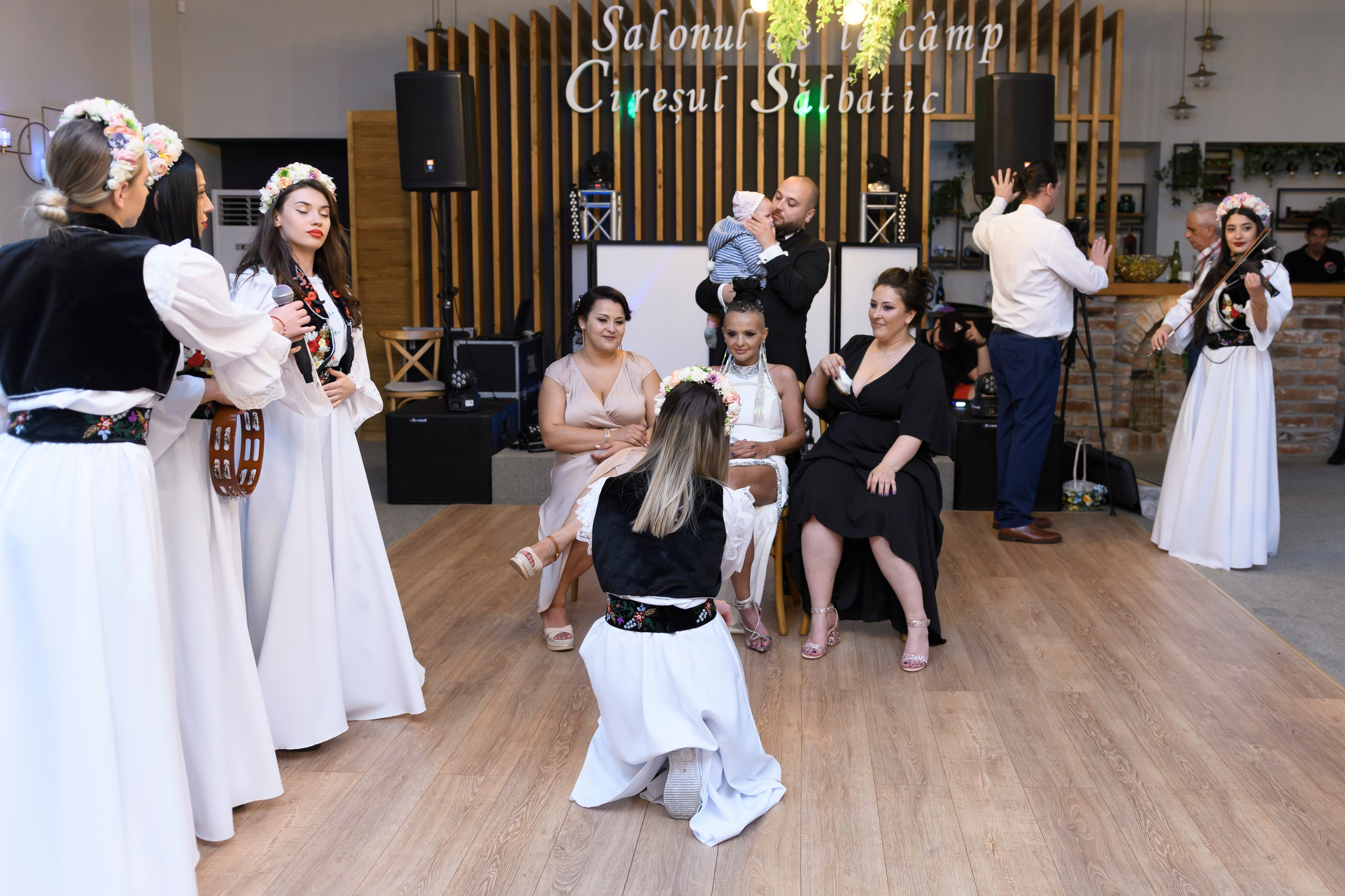 Fotografii Nunta + Botez Ciresul Salbatic. MDimaFotoStudio. Fotograf de nuntă, evenimente private și de familie