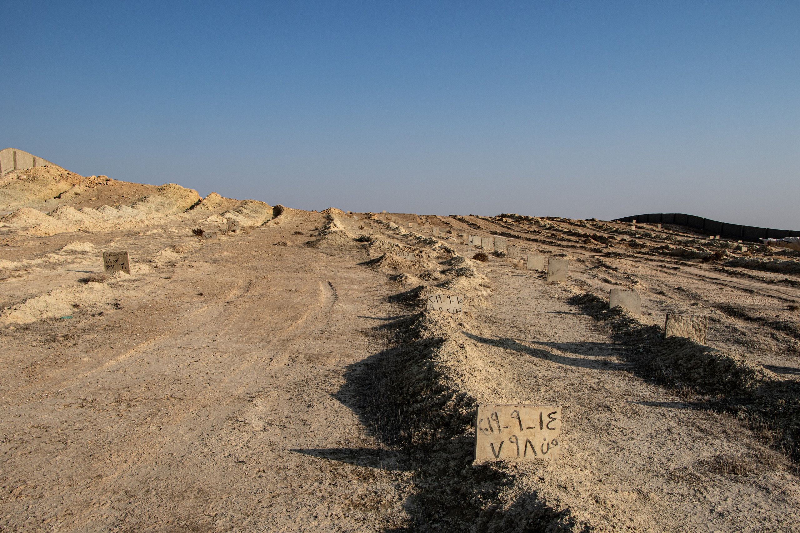 Association Syrian Missing Person qui met en place un cimetière pour les disparus de Daesh.
