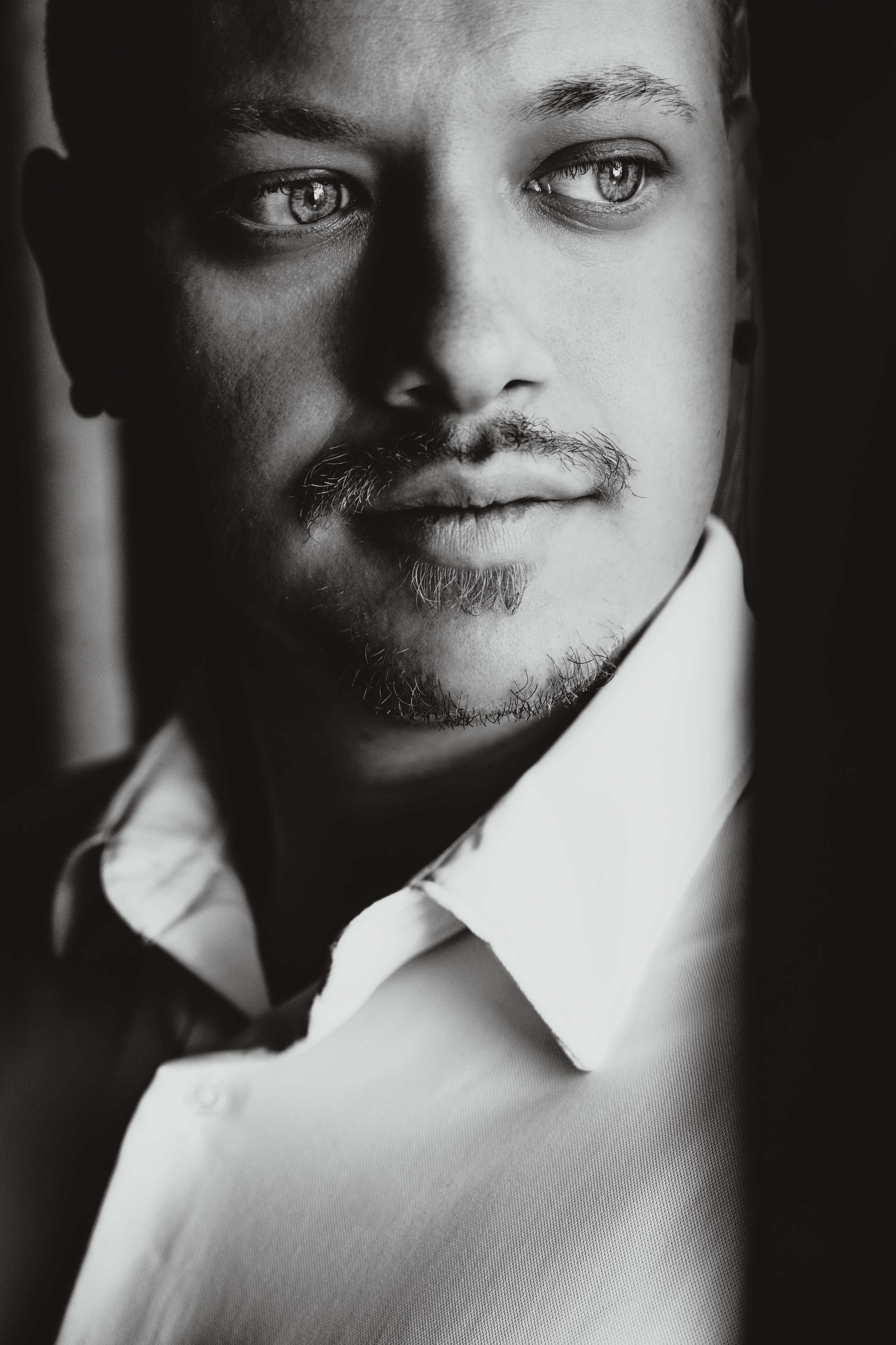 mirele așteptând emoționat – fotografie de nuntă documentară Belgia