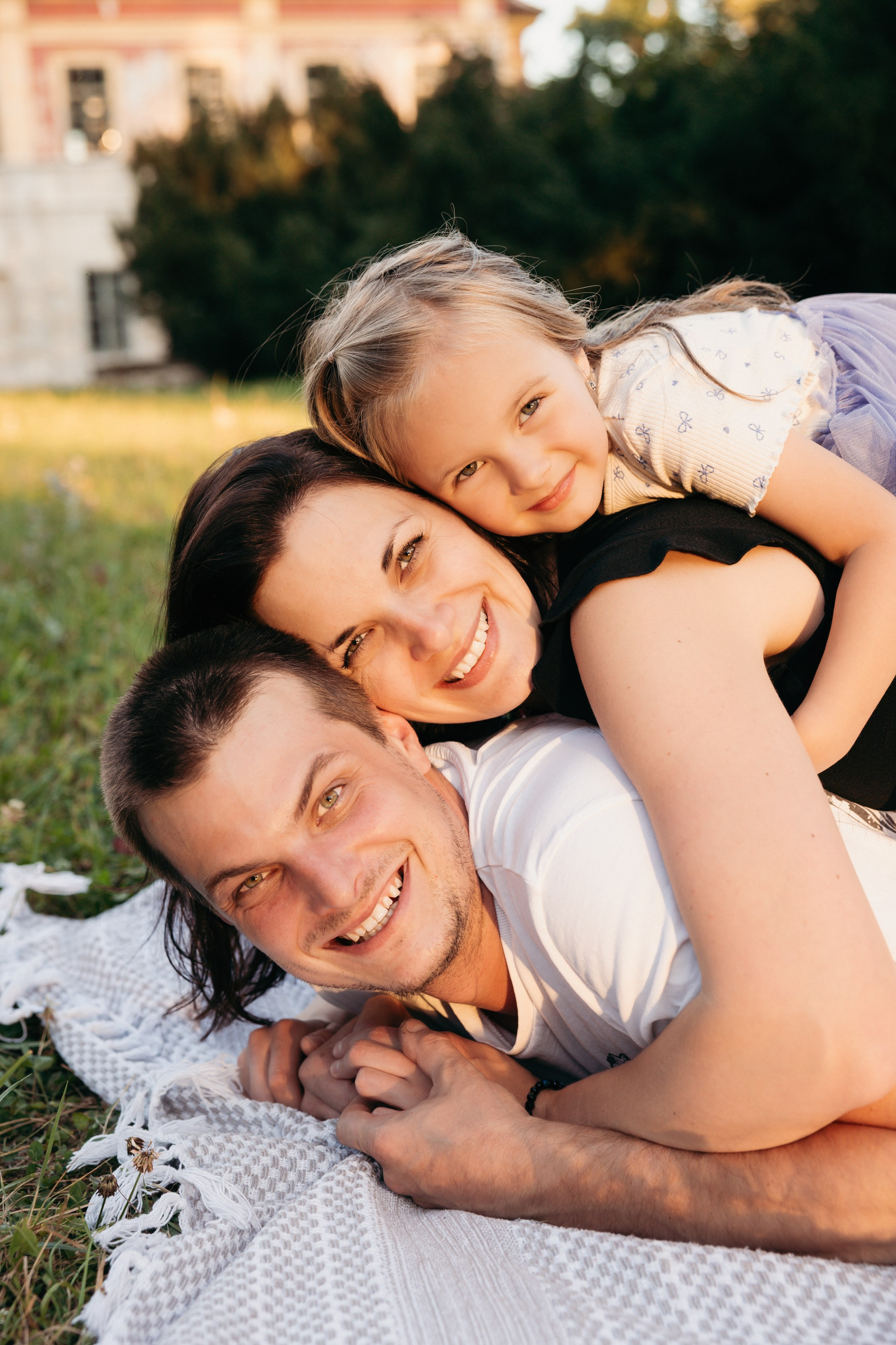 Family in the Park. Lifestyle and Family Photographer in Pisek Oxana Telupilova