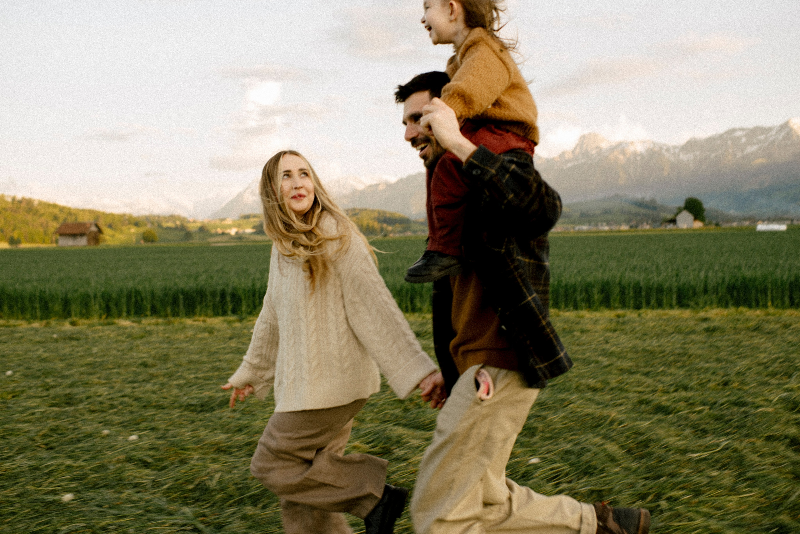 Polina Sobol — family & documentary photographer in Bern. Outdoor & urban photo sessions for families, kids and couples