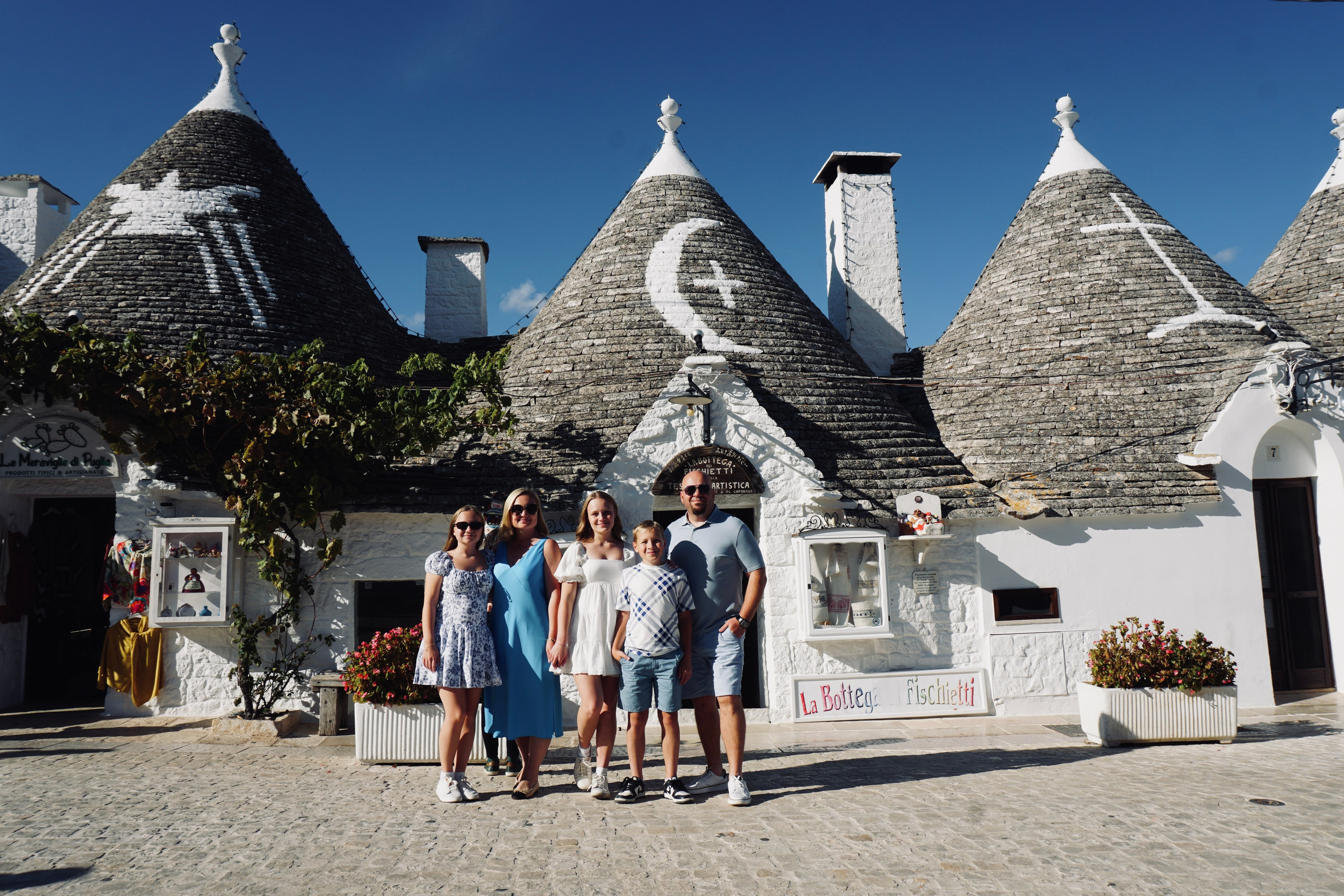 Passeggiata ad Alberobello con turisti americani felici. Videografa e Fotografa in Italia Sokhova Albina