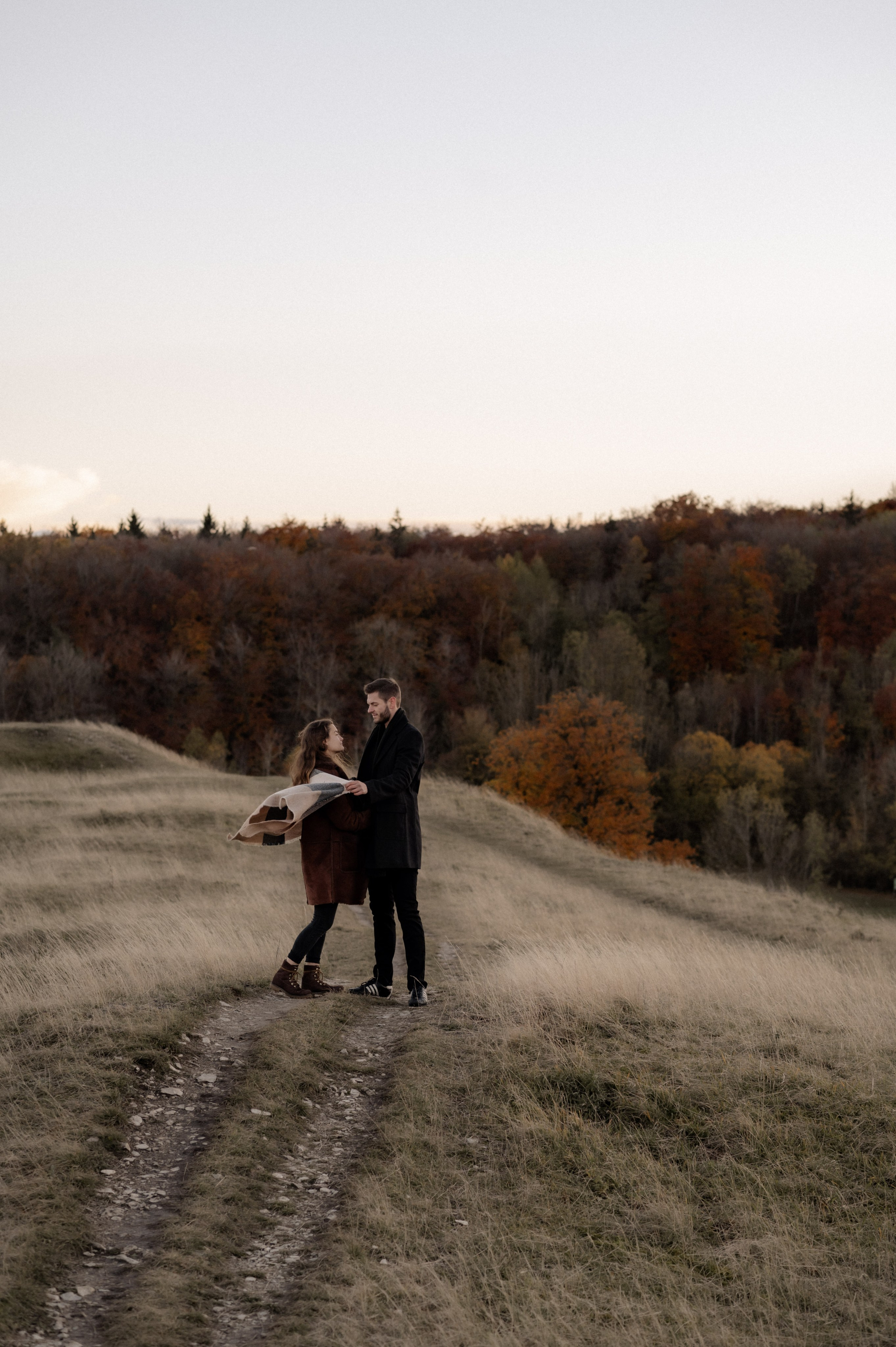 Wenn der Wind flüstert | Paarshooting am Gelben Berg. Фотограф в Нюрнберге Ирина Менерт из Ансбаха