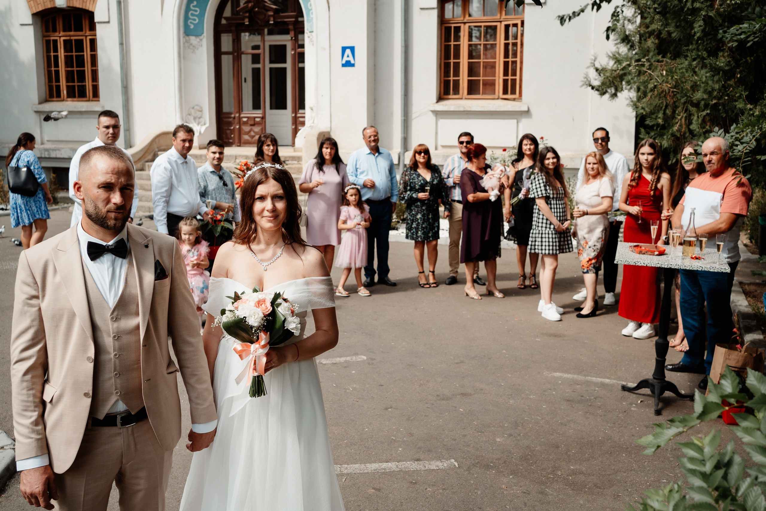 Miri fericiți în fața oficiului stării civile din Bucuresti, Sector 1, celebrând începutul unei noi vieți împreună. Fotografie de cununie civilă, capturând naturalețea și bucuria momentului special.