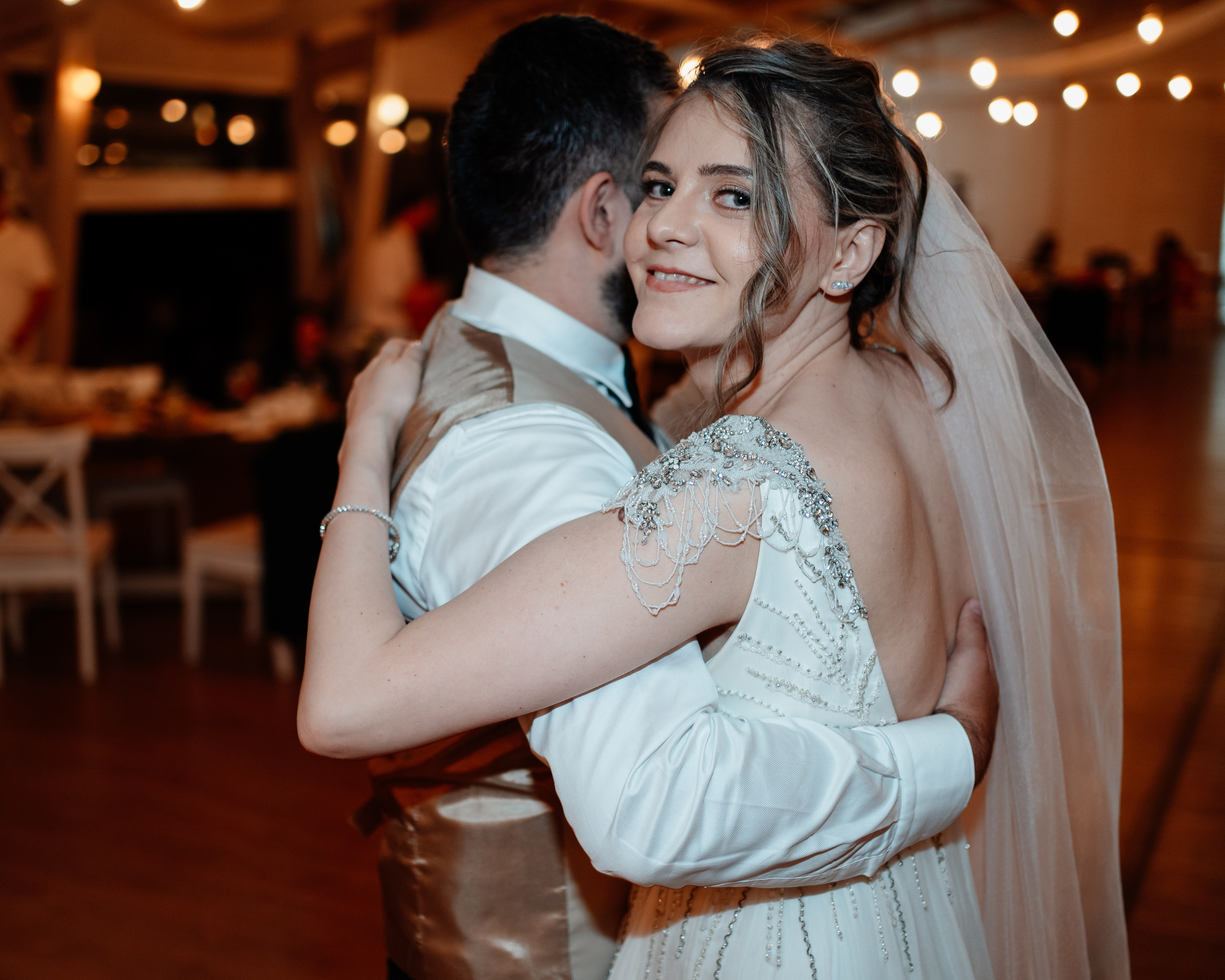 Moment emoționant între miri în ziua nunții, surprins într-un cadru natural și romantic, la Grădina Lahovari. Fotografie de nuntă profesională, editată artistic pentru a evidenția emoția și eleganța evenimentului.