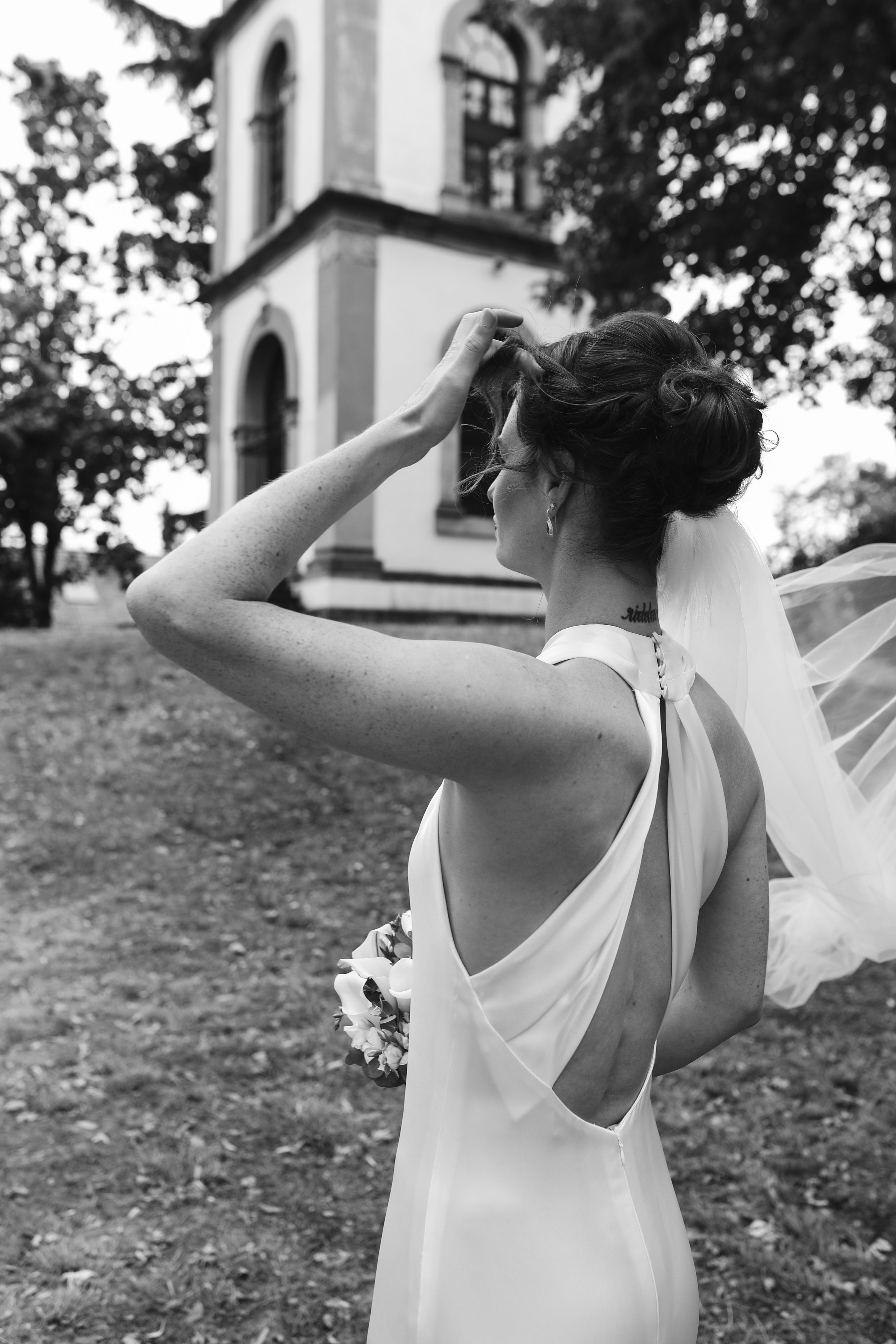 Hochzeitsfotografin in der Pfalz fotografiert ein verliebtes Brautpaar im natürlichen Licht