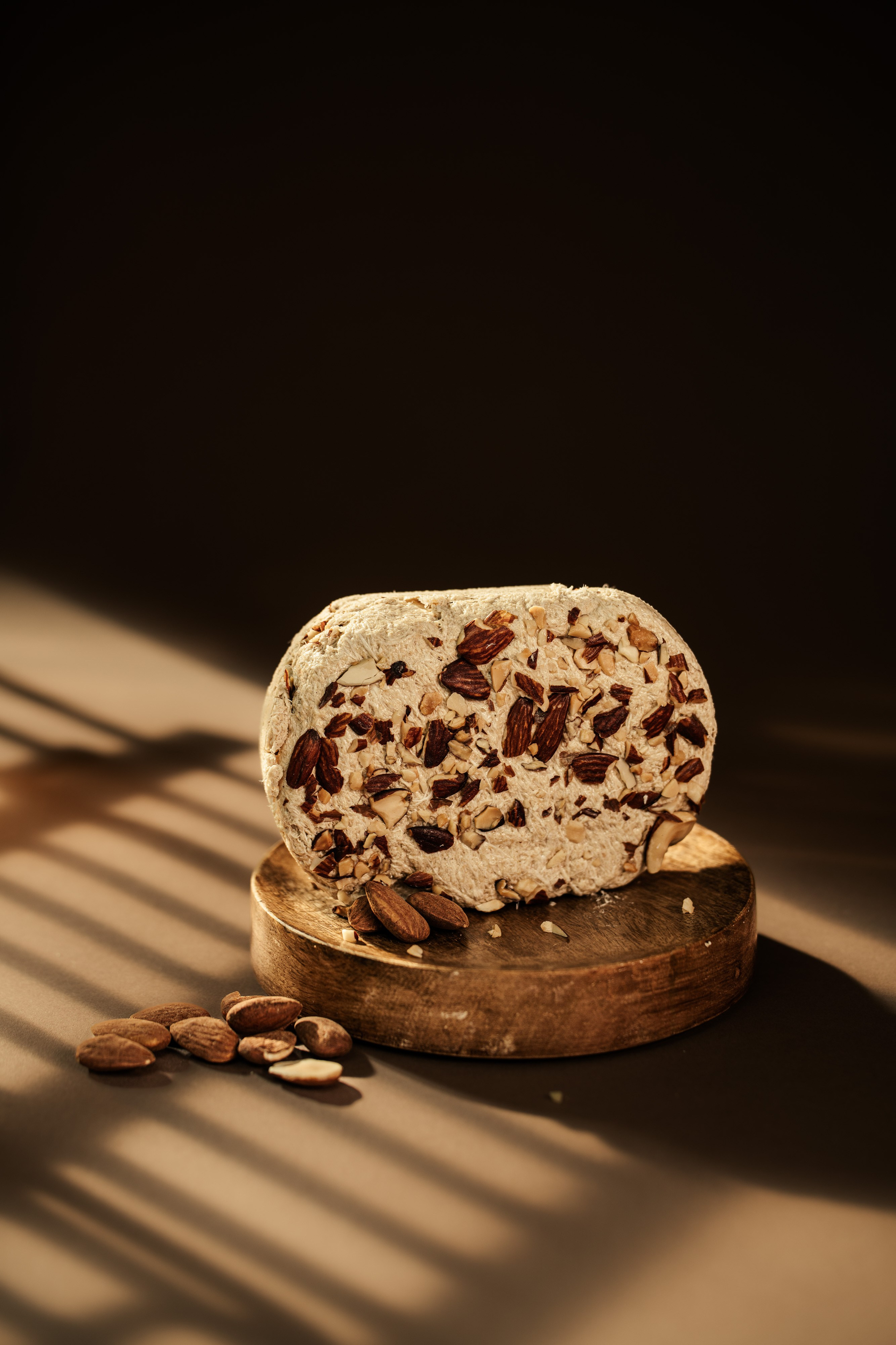 ΧΑΛΒΑΣ ΜΕ ΑΜΥΓΔΑΛΟ