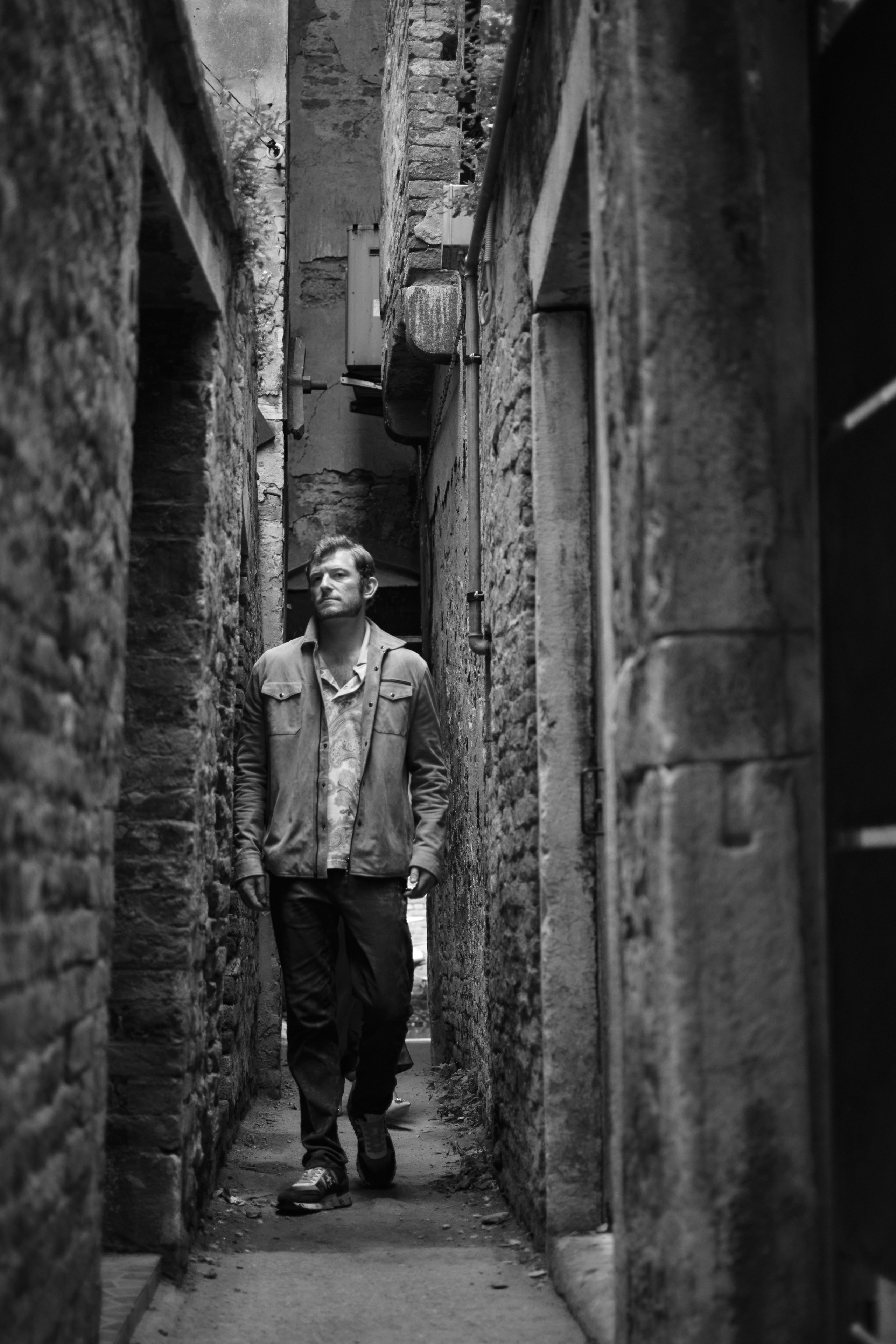 Самая узкая улочка в Венеции. Фотограф в Венеции, Италия. Зотова Яна