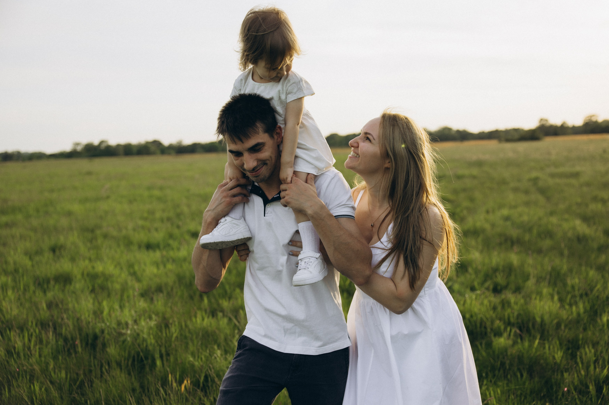 Familienshooting bei Sonnenuntergang. Familien & Hochzeitfotografin Nadja Holzmann
