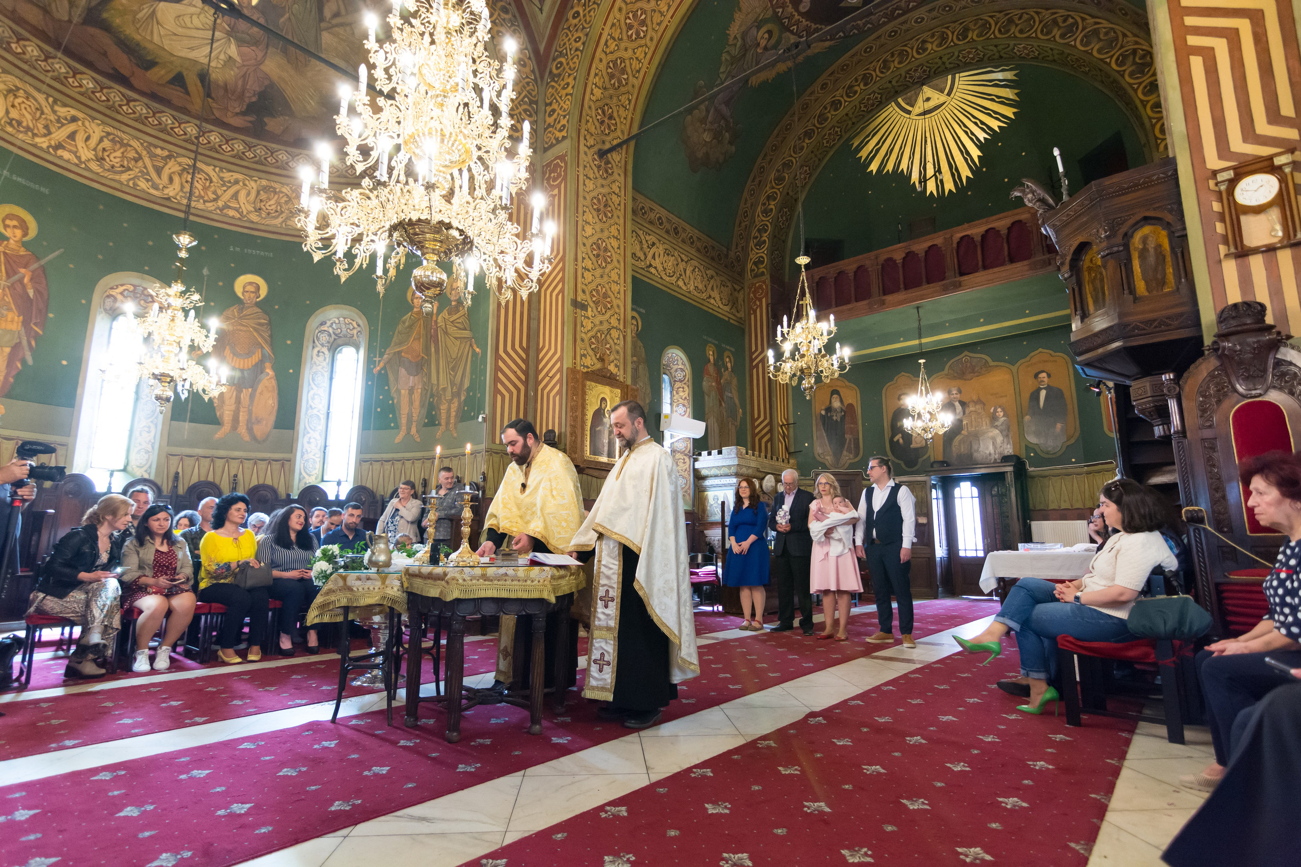 Fotograf botez, sedinta foto acasa, fotografii cu bebe, fotograf profesionist botez Bucuresti, sedinta foto de familie, sedinta foto cu bebe, fotografii la botez acasa, fotografii pregatiri bebe, botezul bebelusului, obiceiuri la botez, fotograf pentru botez, oferta foto botez, fotograf profesionist Bucuresti, botezul.