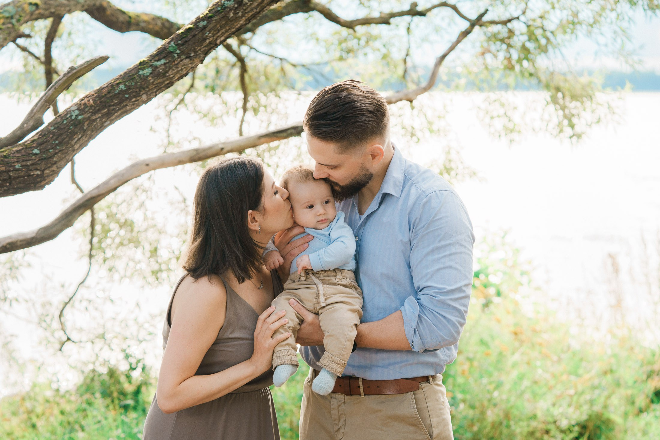 Kesäinen vauva- ja perhekuvaus Munkkiniemessä