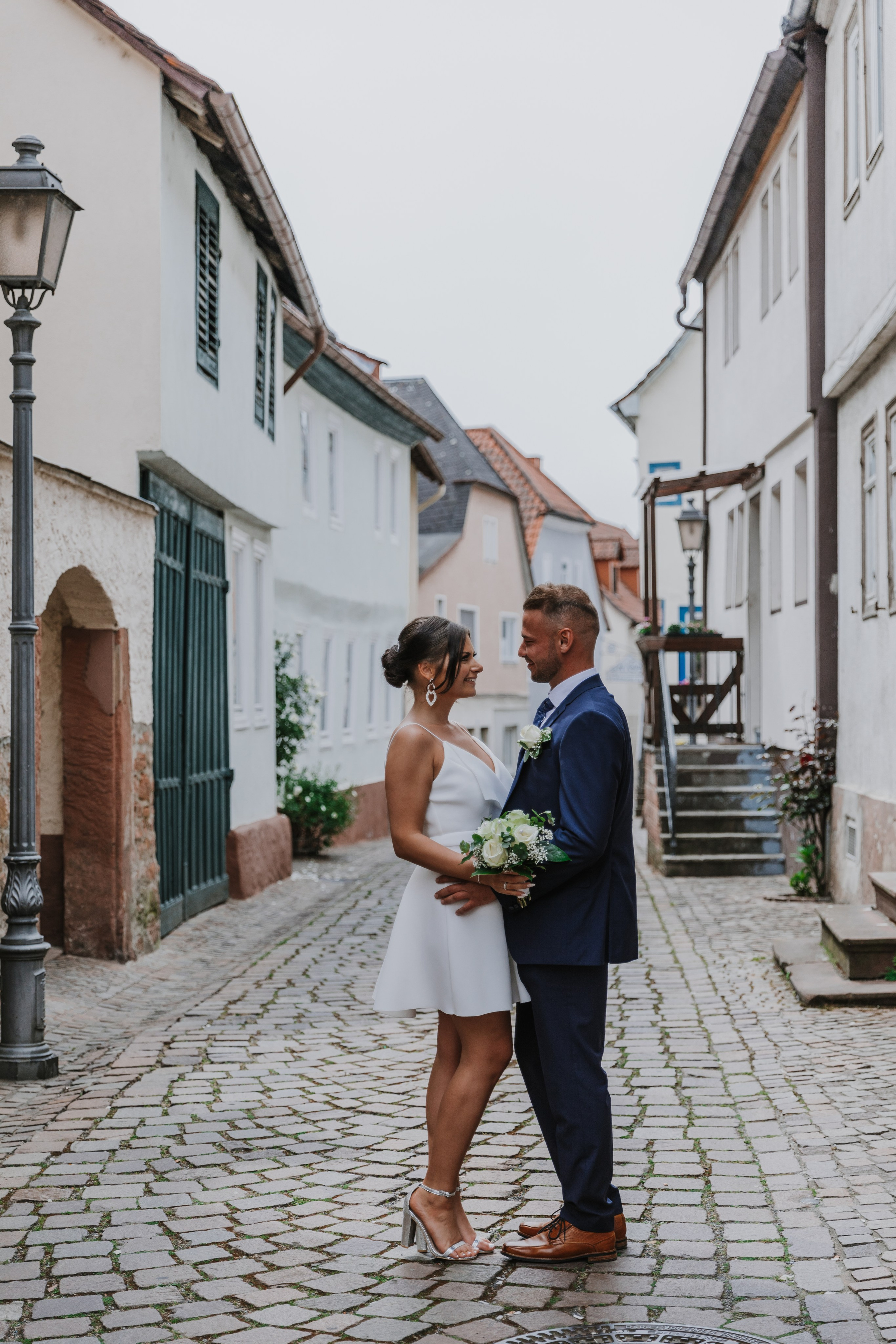 Brautpaar spaziert nach der standesamtlichen Trauung im Rathaus von Obernburg durch die historischen Gassen der Altstadt.