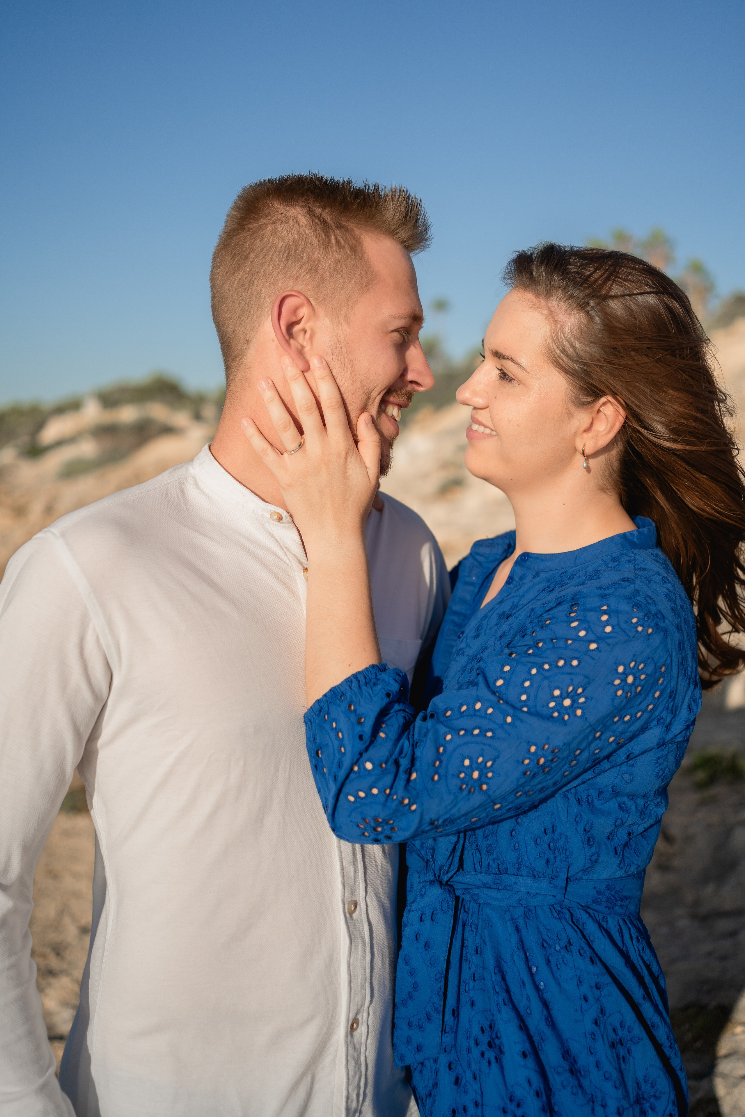 Romantischer Heiratsantrag auf Mallorca – Überraschung am Meer. Deine Fotografin auf Mallorca für Familien und Business