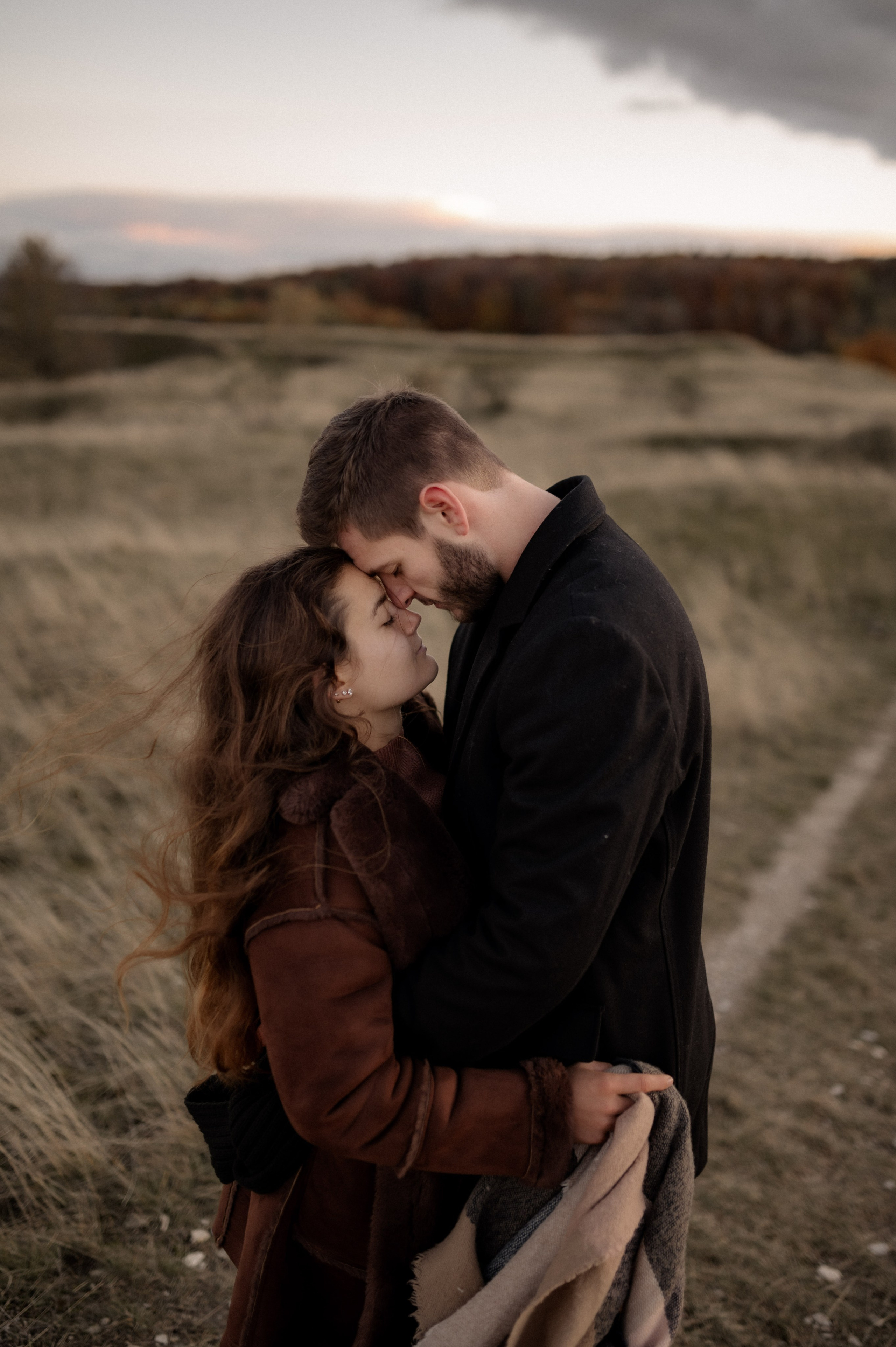 Wenn der Wind flüstert | Paarshooting am Gelben Berg. Фотограф в Нюрнберге Ирина Менерт из Ансбаха