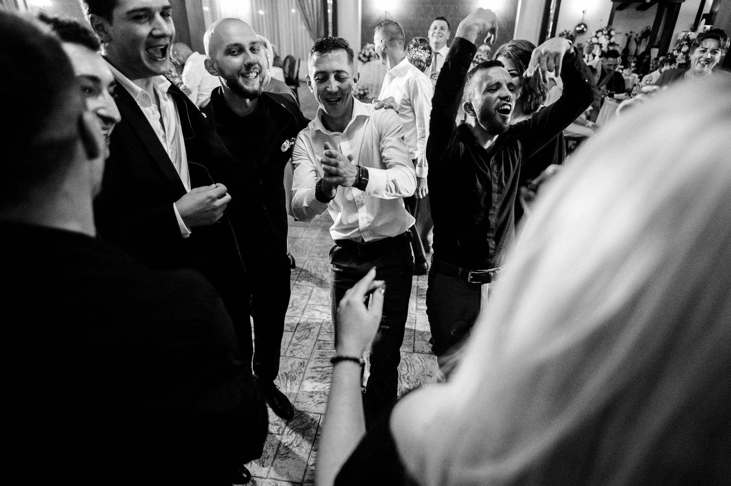 Fotograf profesionist de nuntă. Cu o abordare creativă și tehnici unice, spunem povestea voastră prin imagini pline de iubire și naturalețe. Descoperă arta fotografiei de nuntă . Fotograf Iasi, fotograf de nunta Suceava. Fotografii de nuntă. Pachet fotografii de nuntă. Fotograf Iasi, fotograf Suceava, fotograf Botosani, fotograf Romania. Servicii foto nuntă. Servicii foto-video.