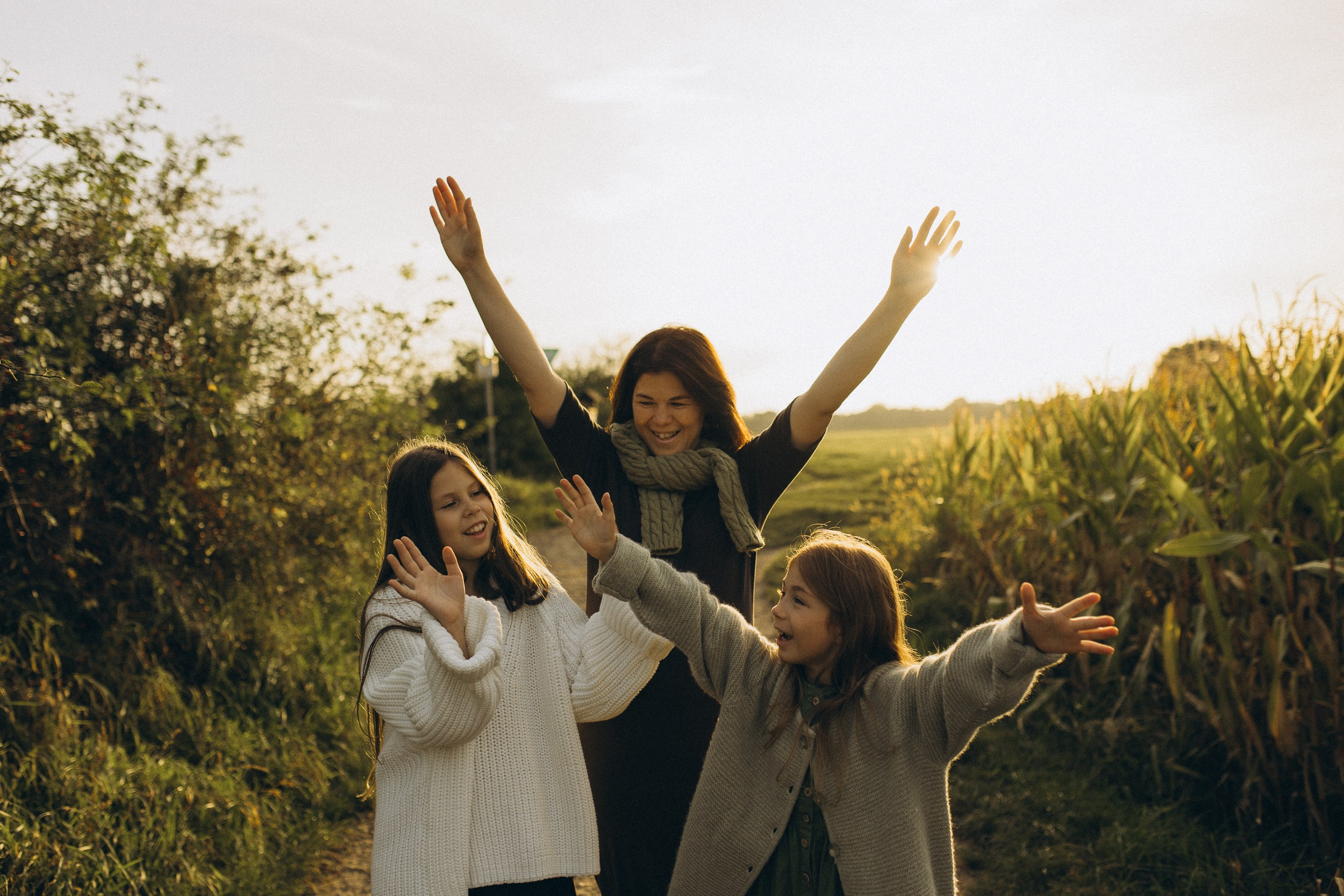 Mama und ihre zwei bezaubernden Töchter in einer familiären Fotosession. Familien & Hochzeitfotografin Nadja Holzmann