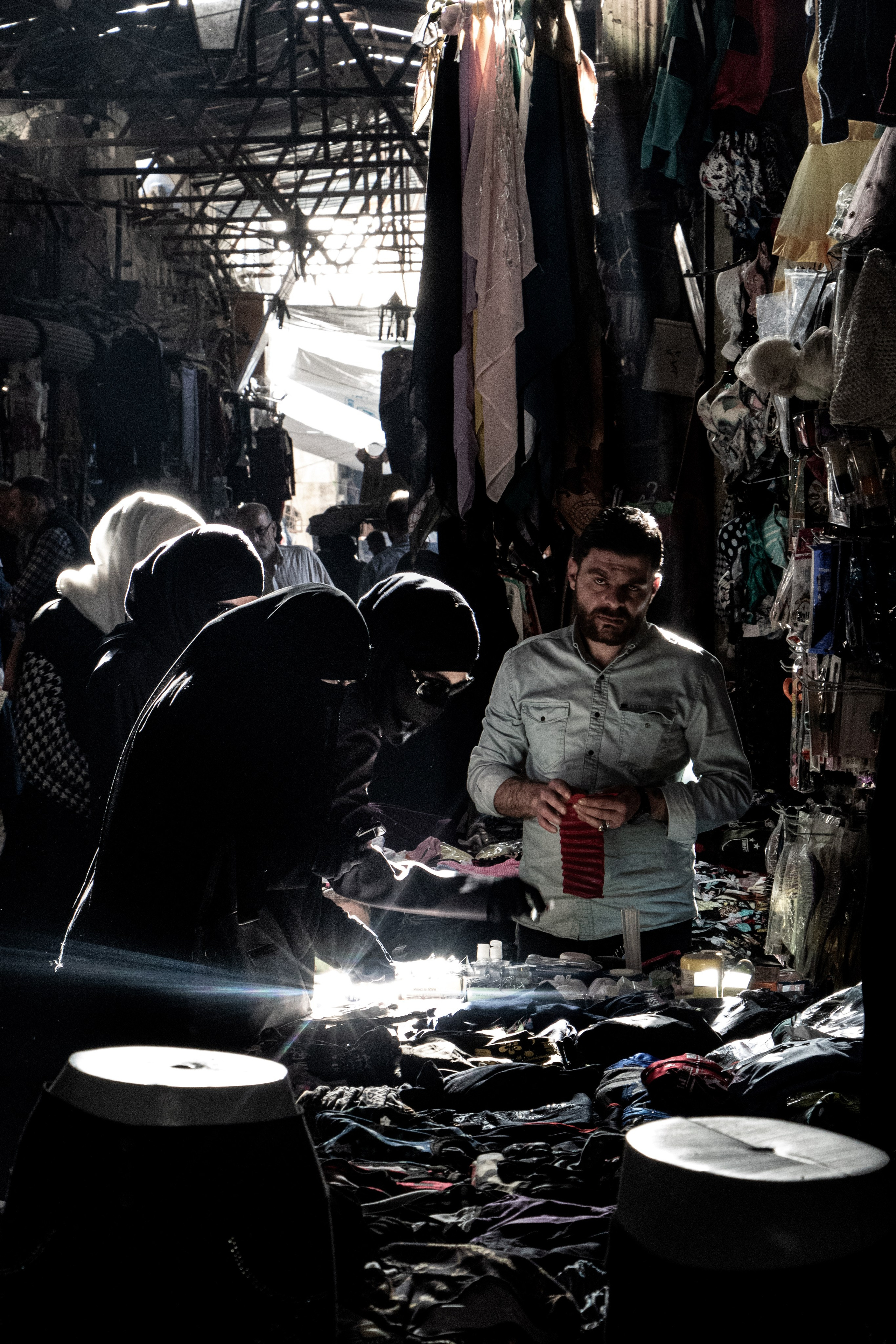 Syrie, Alep, 2024 : Deux femmes font leurs emplettes dans le souk d’Alep.
