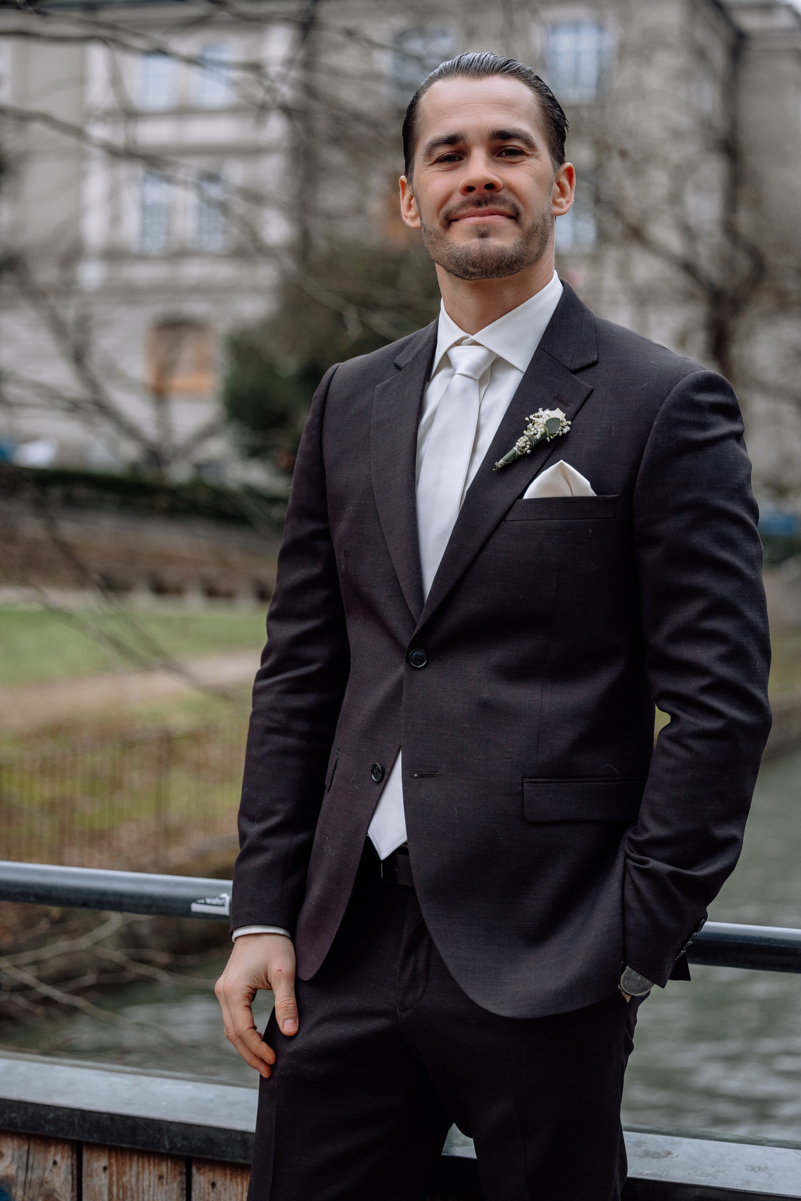 Bräutigam steht neben Braut – glücklicher Moment vor Standesamt Schwabing