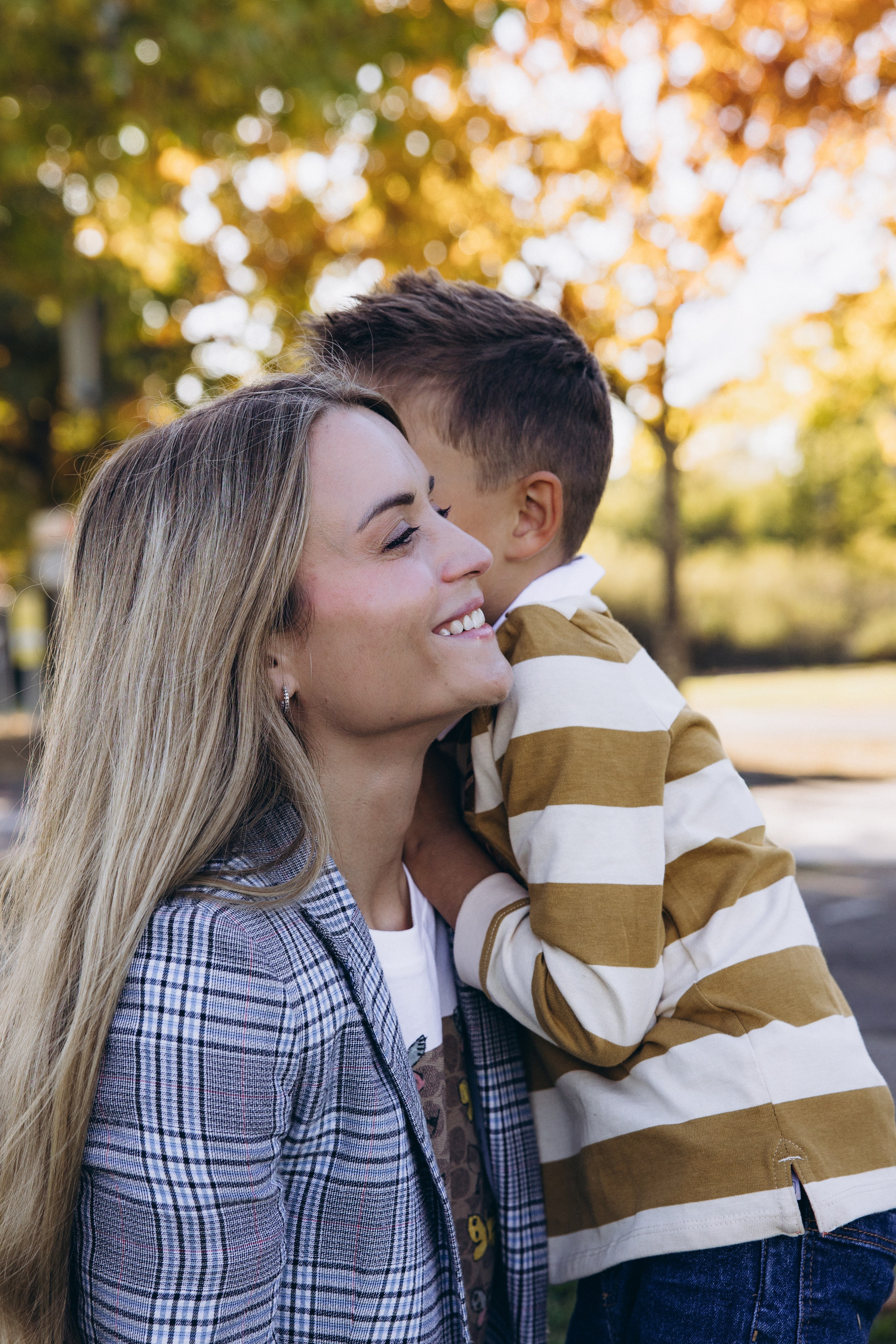 Autumn mother-son family photoshoot in Toulouse. Eugenie Smirnova — wedding, corporate and lifestyle photographer in Toulouse and Southwest France