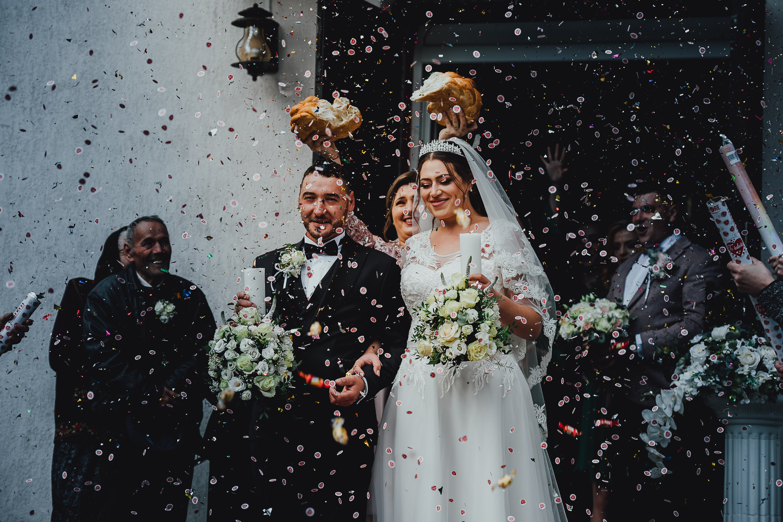 Fotograf profesionist de nuntă. Cu o abordare creativă și tehnici unice, spunem povestea voastră prin imagini pline de iubire și naturalețe. Descoperă arta fotografiei de nuntă . Fotograf Iasi, fotograf de nunta Suceava. Fotografii de nuntă. Pachet fotografii de nuntă. Fotograf Iasi, fotograf Suceava, fotograf Botosani, fotograf Romania. Servicii foto nuntă. Servicii foto-video.