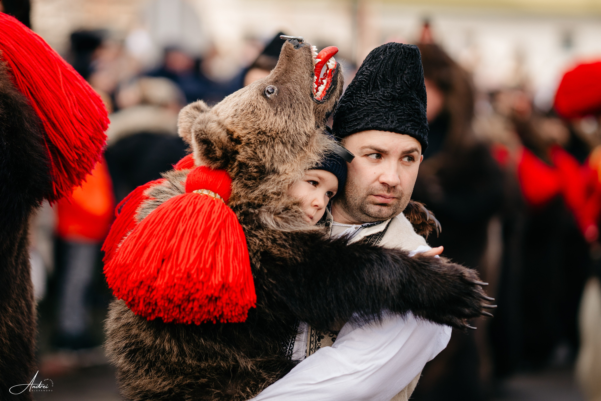 Ediția a XXVII-a a Festivalului de Datini și Obiceiuri Strămoșești Comănești. Raw Studio. Fotograful tau de nunta!