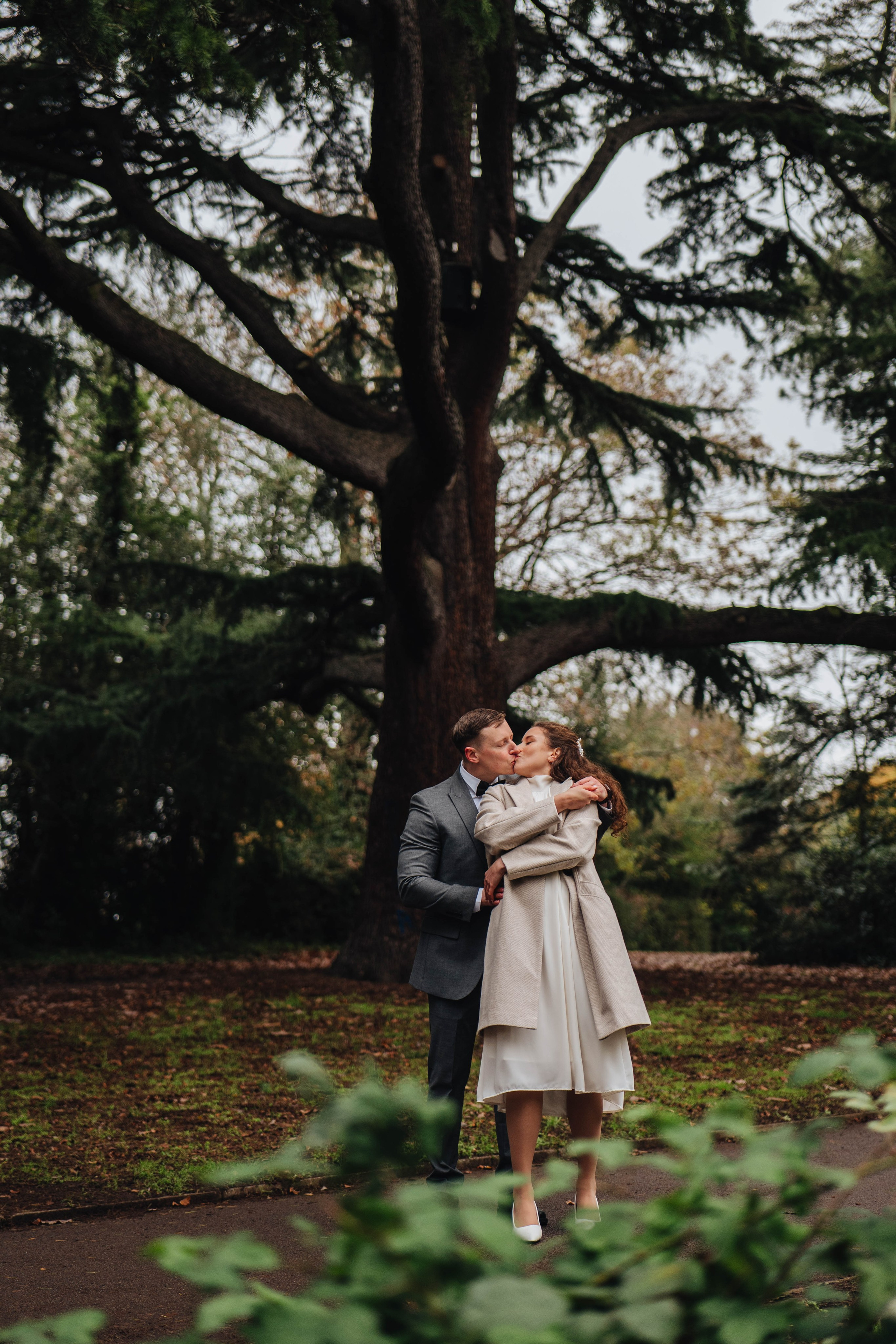 wedding couple near a big tree in Sidcup, London