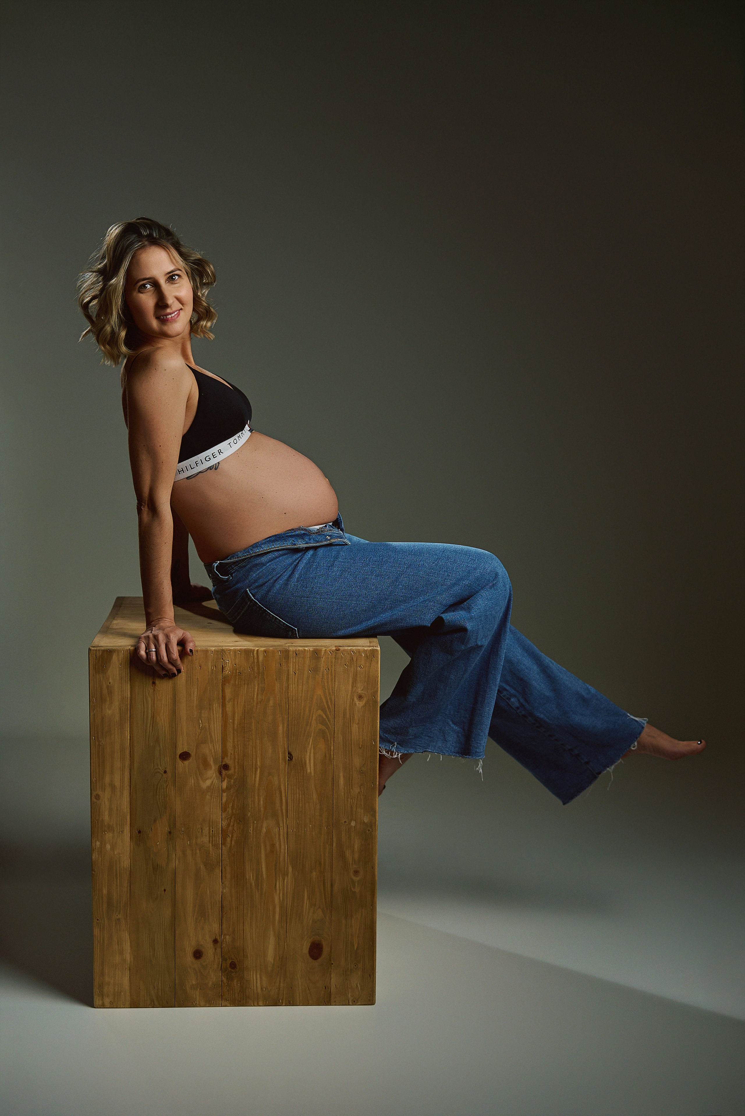 Sesión de fotos de embarazo en Tenerife bajo la luz de la noche