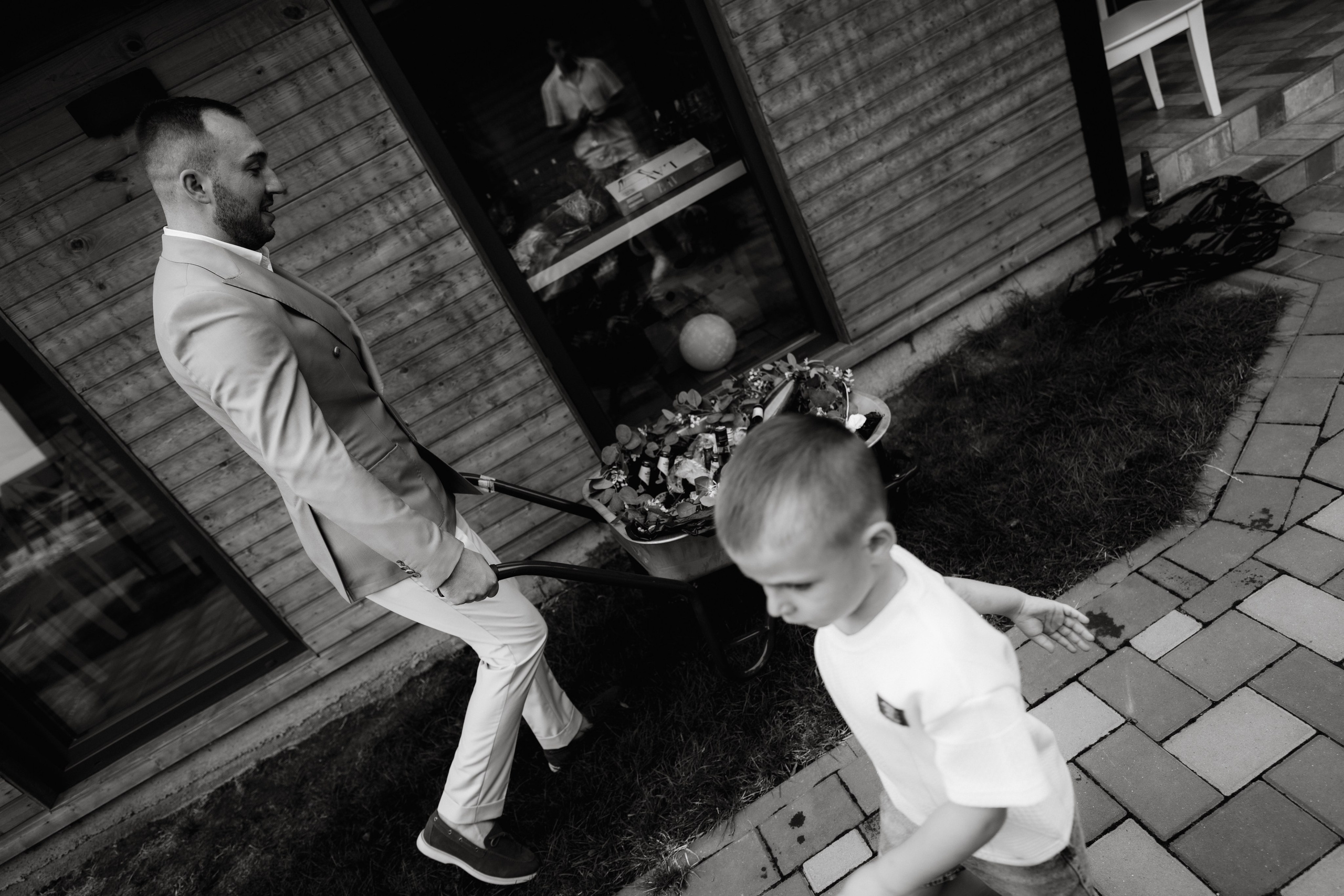 Fotograf profesionist de nuntă. Cu o abordare creativă și tehnici unice, spunem povestea voastră prin imagini pline de iubire și naturalețe. Descoperă arta fotografiei de nuntă . Fotograf Iasi, fotograf de nunta Suceava. Fotografii de nuntă. Pachet fotografii de nuntă. Fotograf Iasi, fotograf Suceava, fotograf Botosani, fotograf Romania. Servicii foto nuntă. Servicii foto-video.