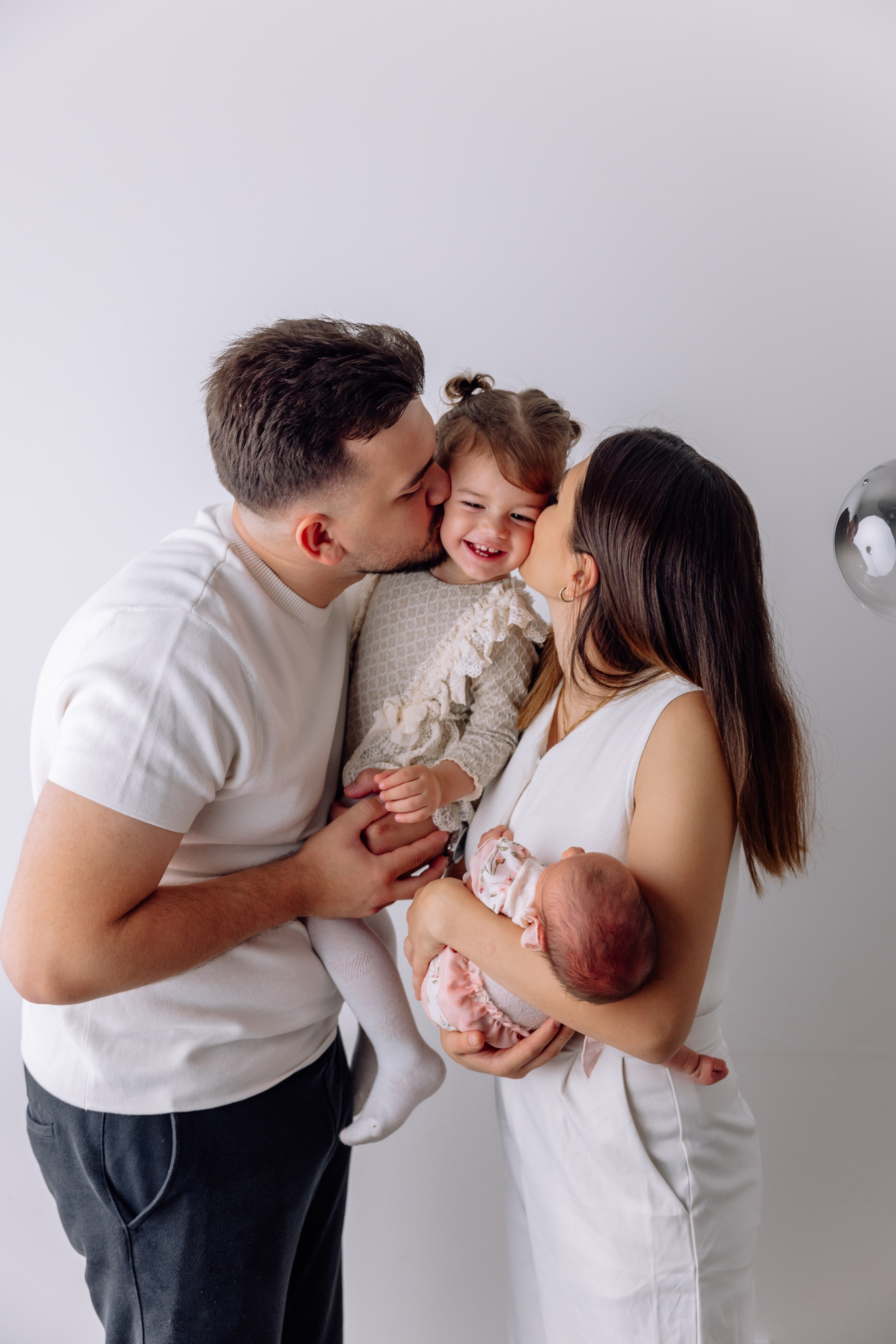 Zwei kleine Prinzessinnen mit Mama und Papa - Familienshooting zuhause. Hochzeitsfotograf München Taufe Familienfotograf Tanja Mauke
