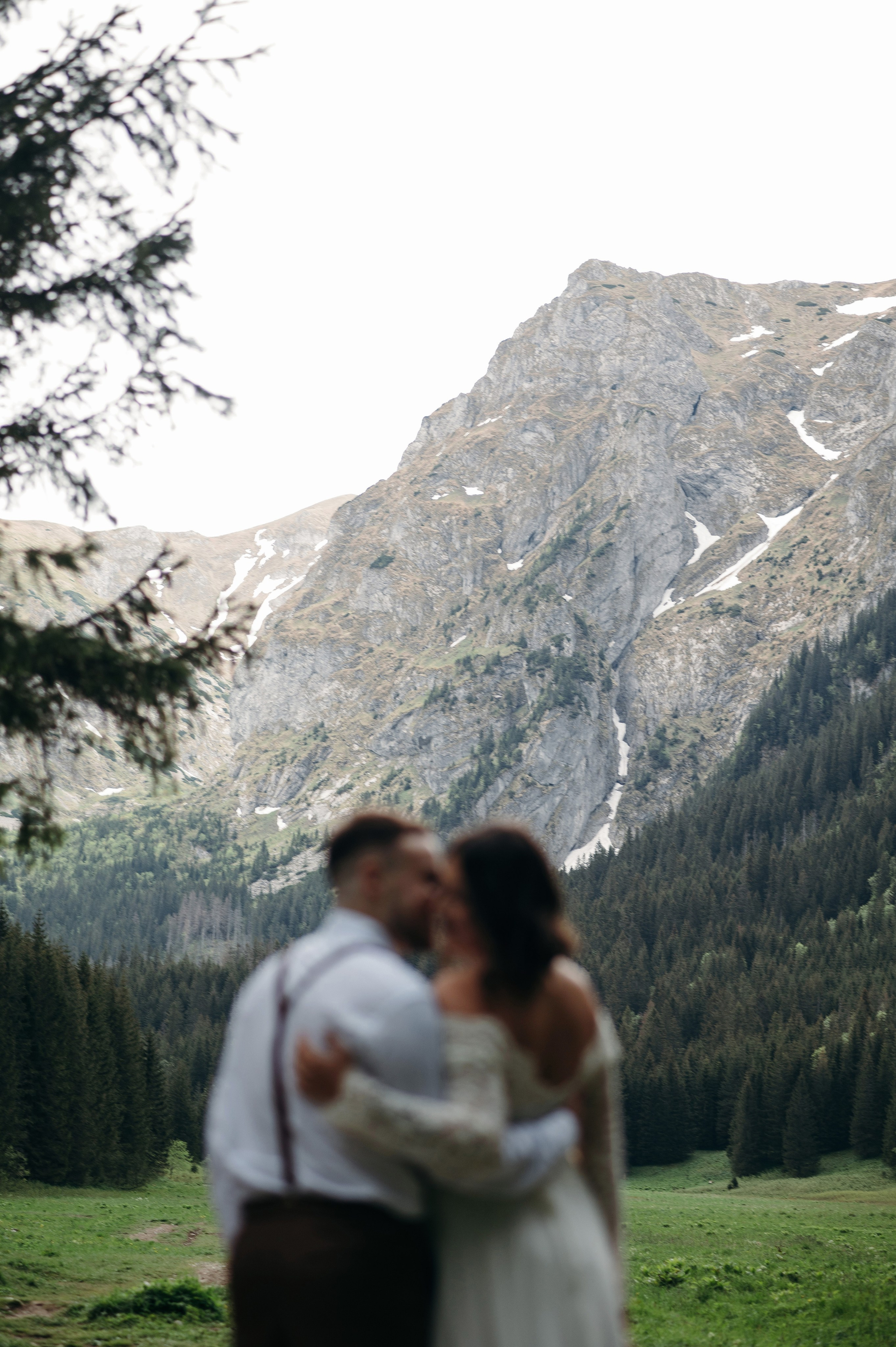 Hochzeitsfotoshooting in den Bergen | Natürliche & Romantische Hochzeitsbilder