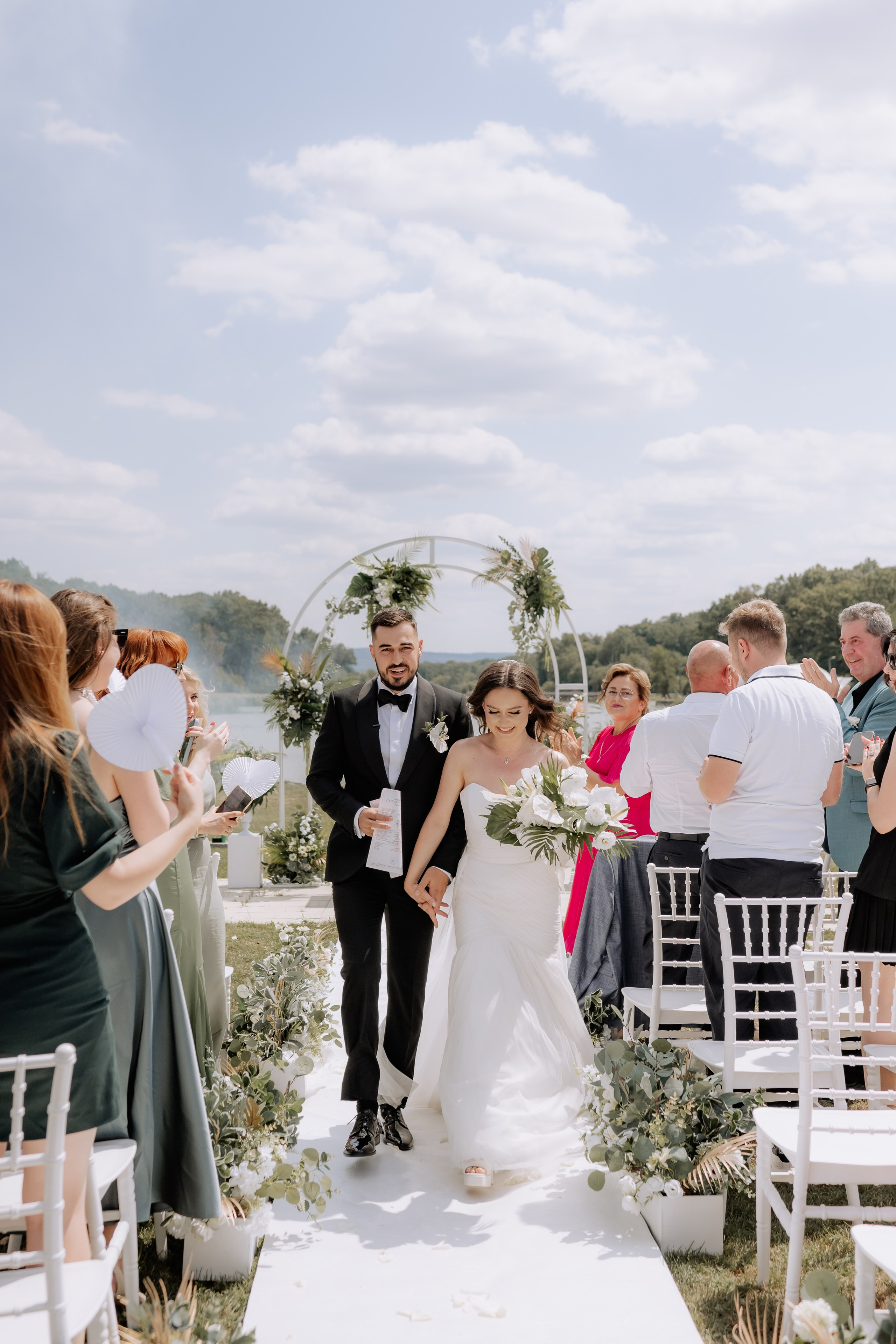 Cununie civila in aer liber , artificii de zi colorate , decor nunta , nunta la Hotel Traian. Proud Vision Weddings | Wedding Photography & Film — Servicii profesionale Foto Video Nunta Iasi