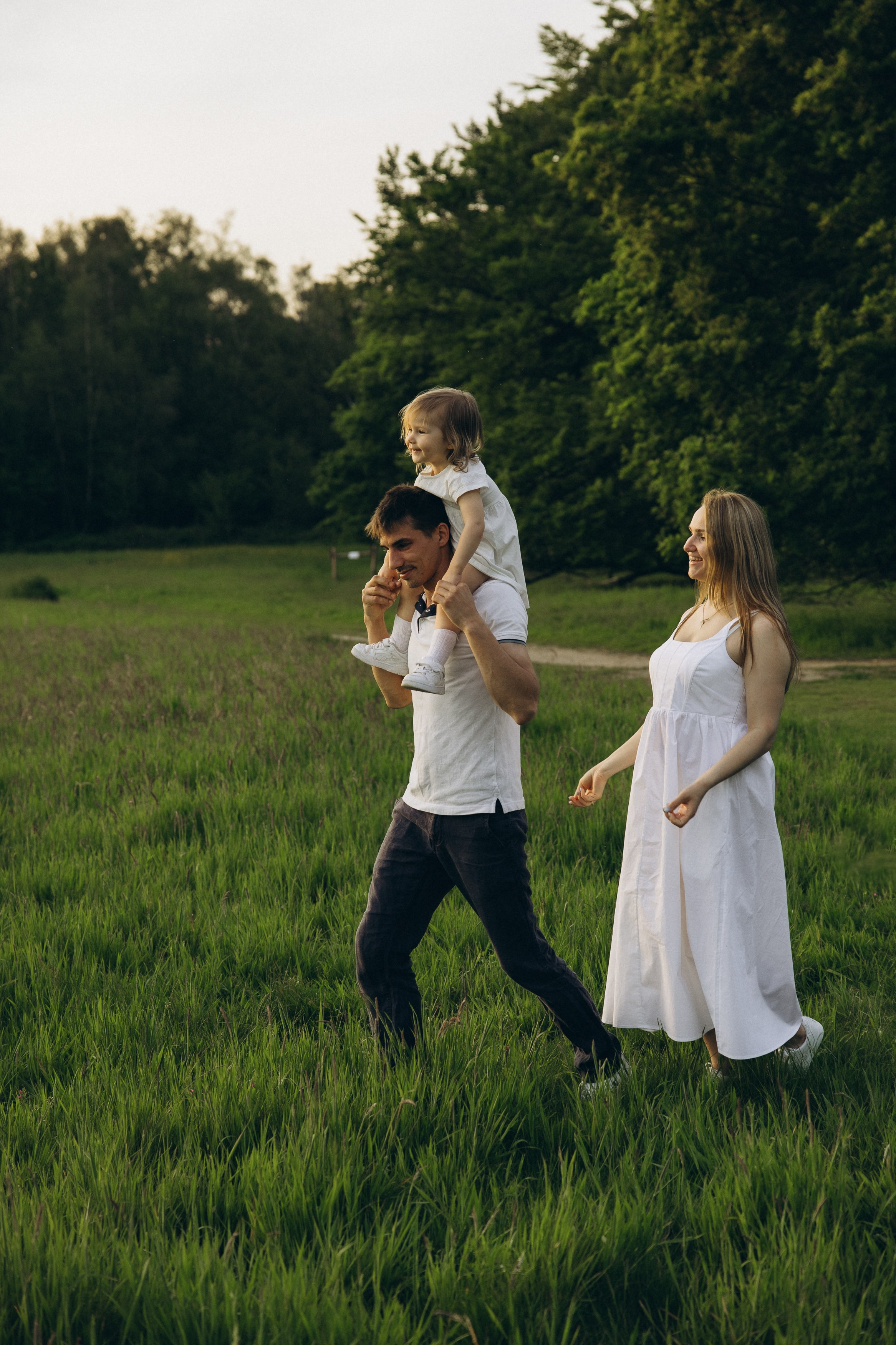Familienshooting bei Sonnenuntergang. Familien & Hochzeitfotografin Nadja Holzmann