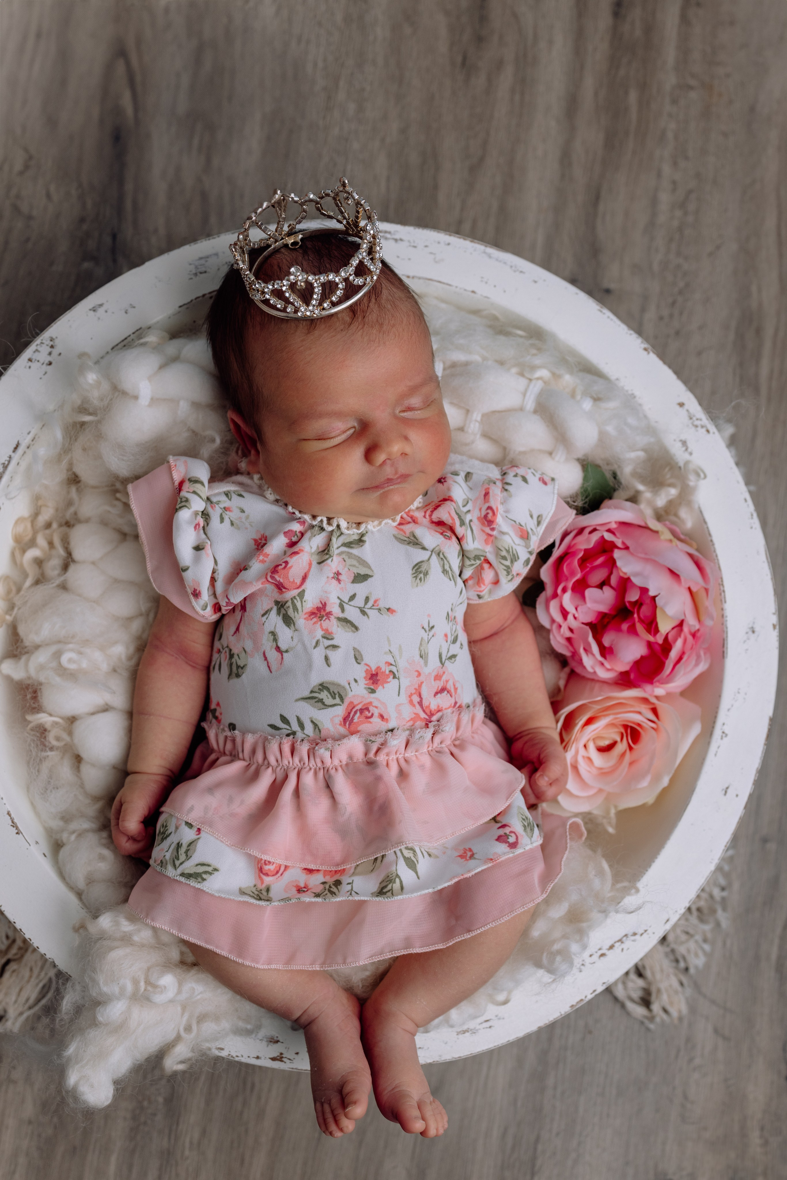 Familienshooting in Karlsfeld – Eltern halten ihr Baby sanft im Arm.