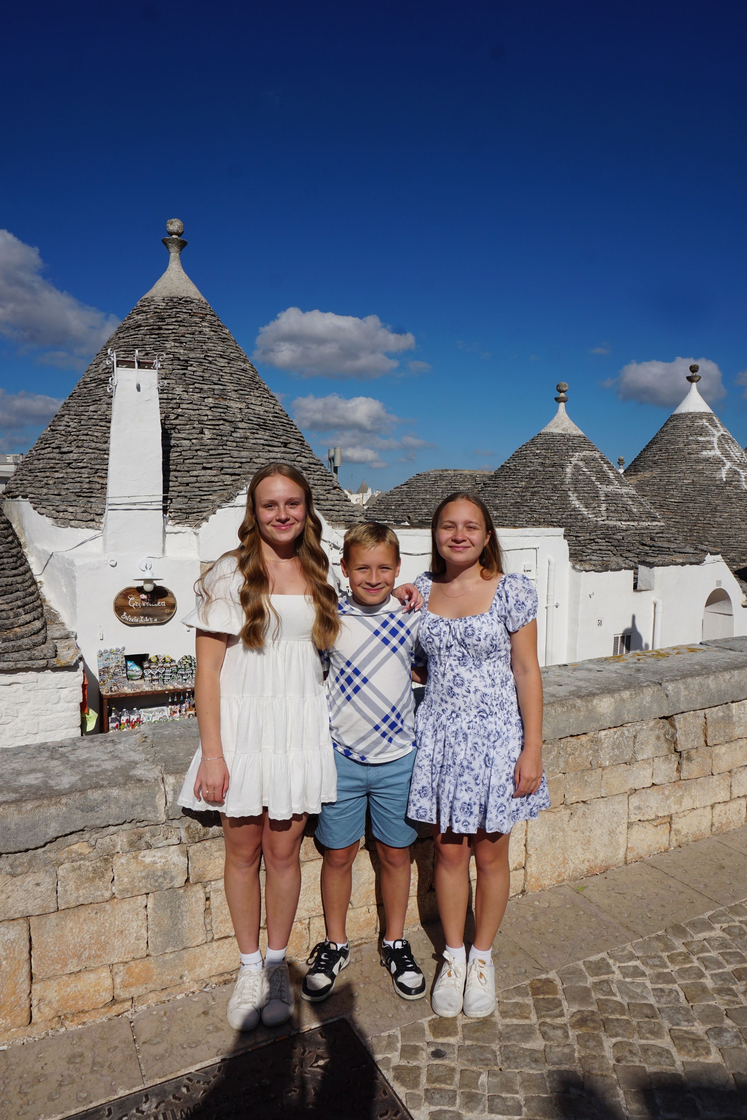 Passeggiata ad Alberobello con turisti americani felici. Videografa e Fotografa in Italia Sokhova Albina