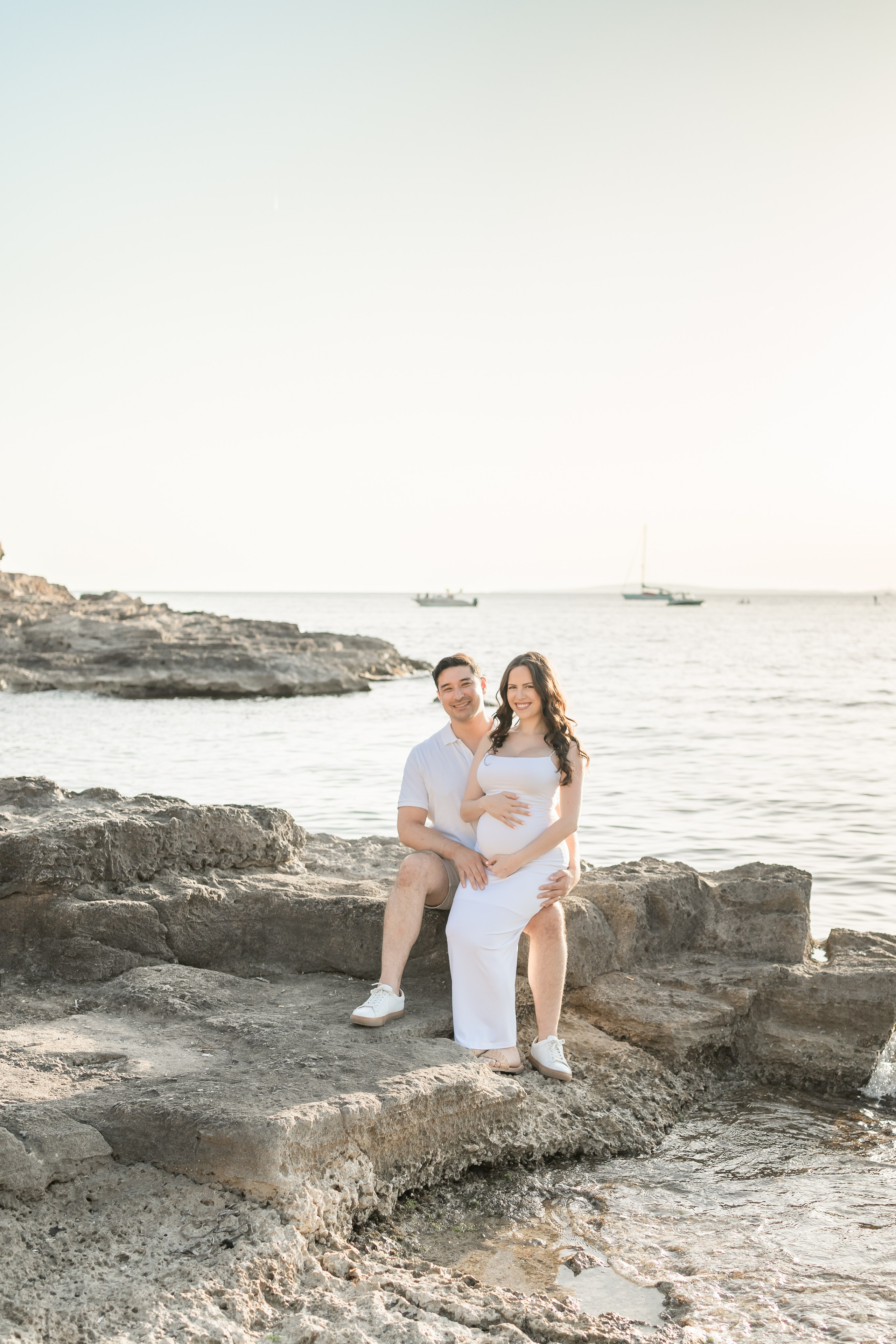 Maternity Photoshoot by the Sea in Mallorca – Natural & Timeless Moments. Deine Fotografin auf Mallorca für Familien und Business