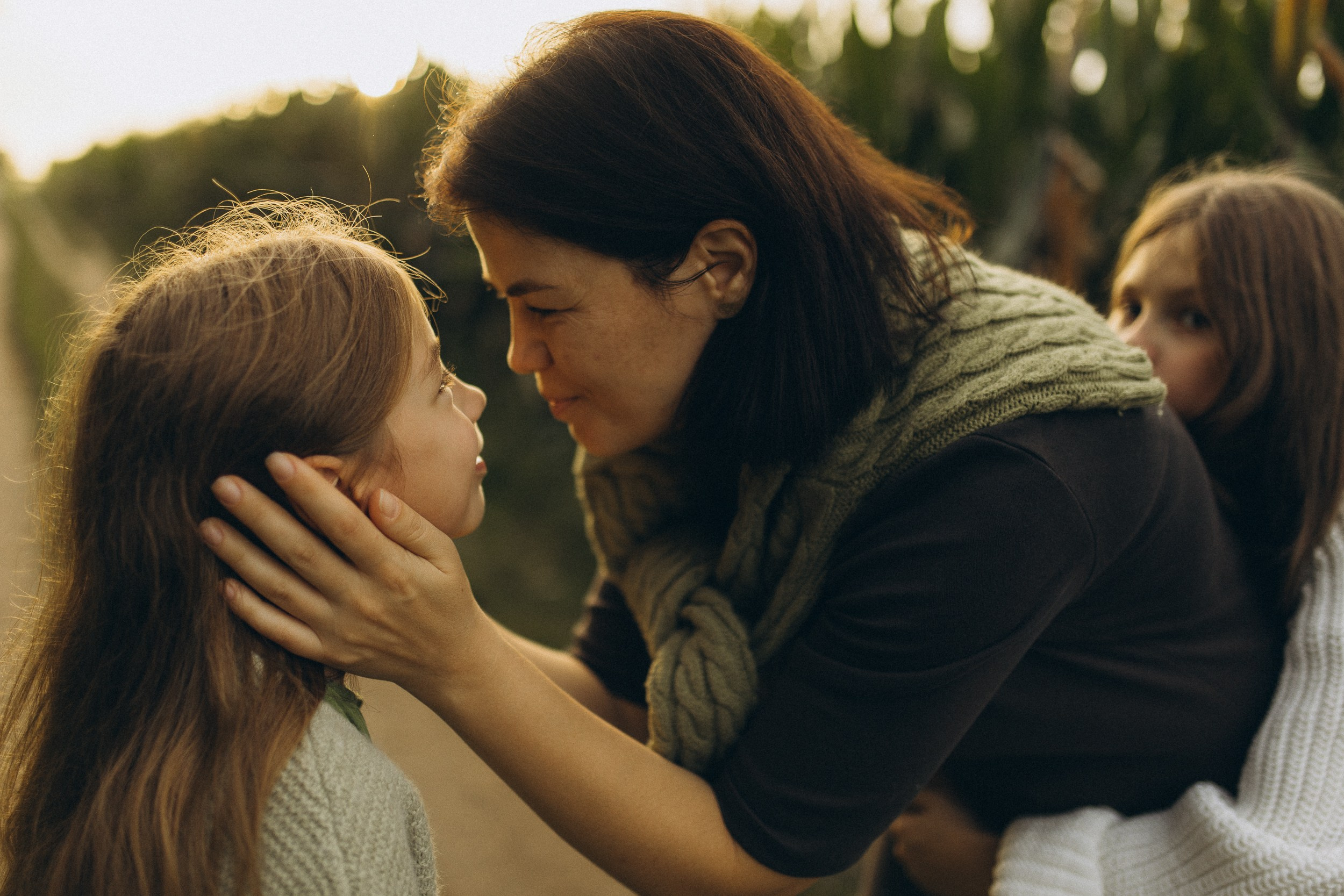 Mama und ihre zwei bezaubernden Töchter in einer familiären Fotosession. Familien & Hochzeitfotografin Nadja Holzmann