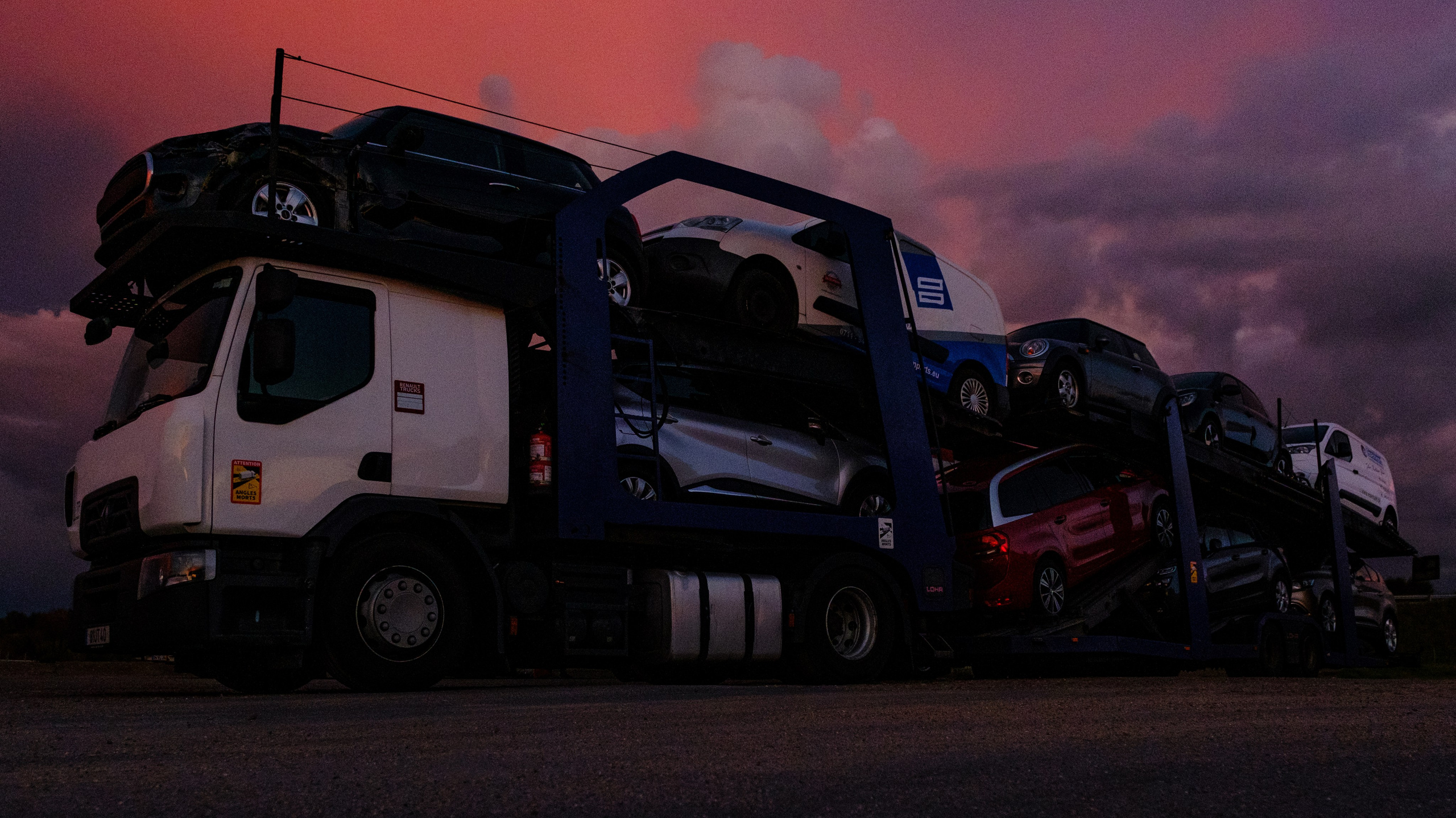 грузовики на закате.