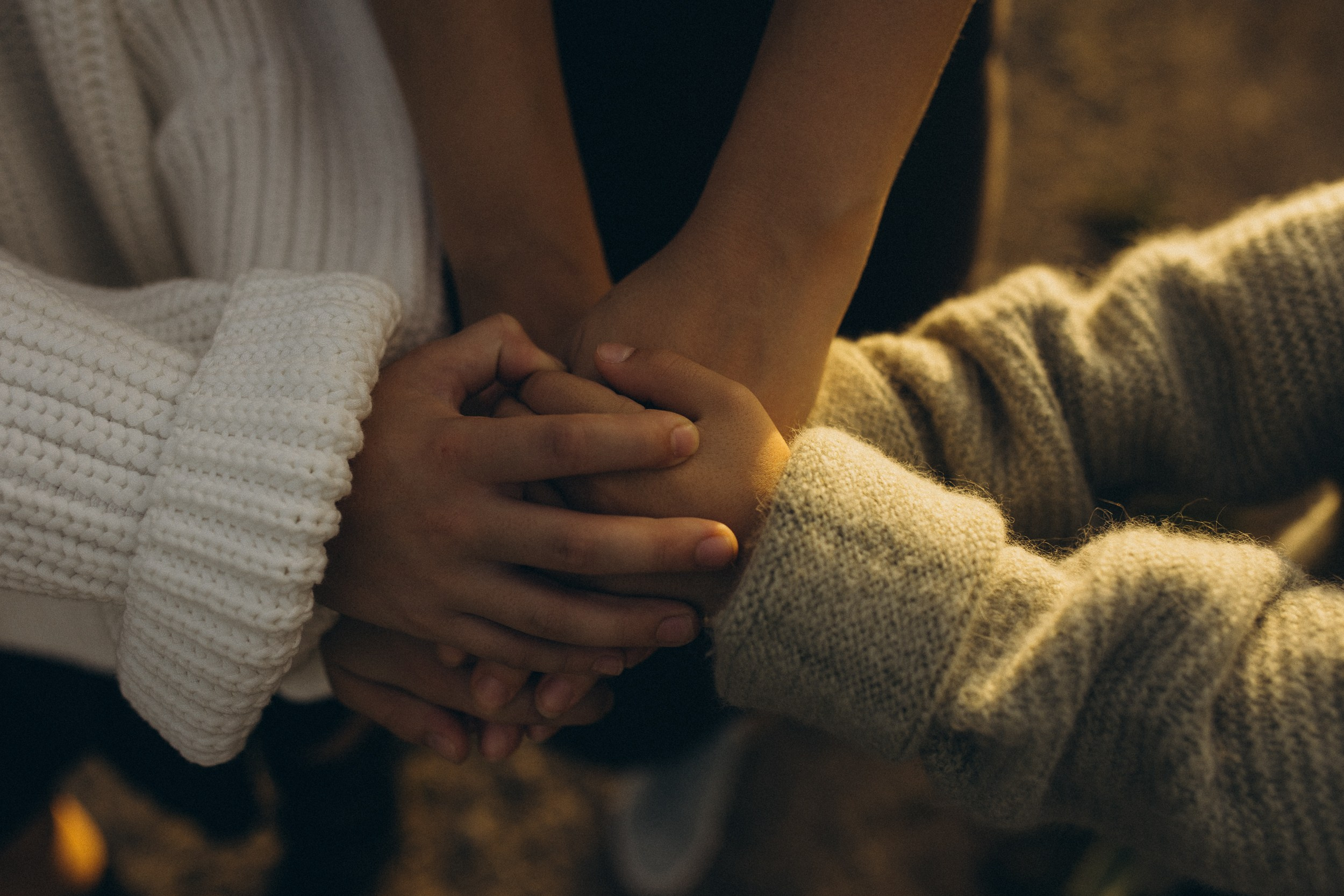 Mama und ihre zwei bezaubernden Töchter in einer familiären Fotosession. Familien & Hochzeitfotografin Nadja Holzmann
