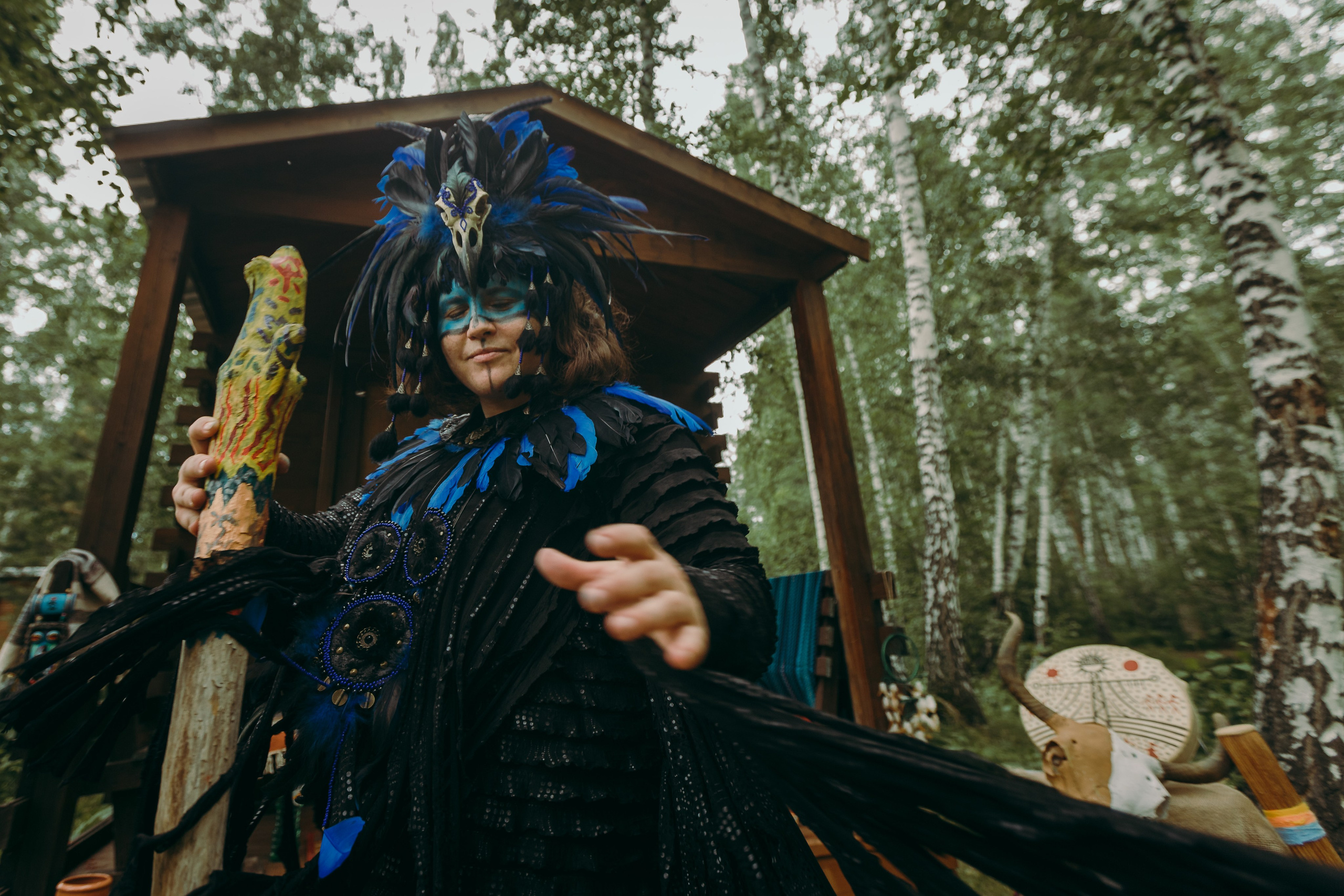 Precioso disfraz de chamán negro y azul con muchas plumas.