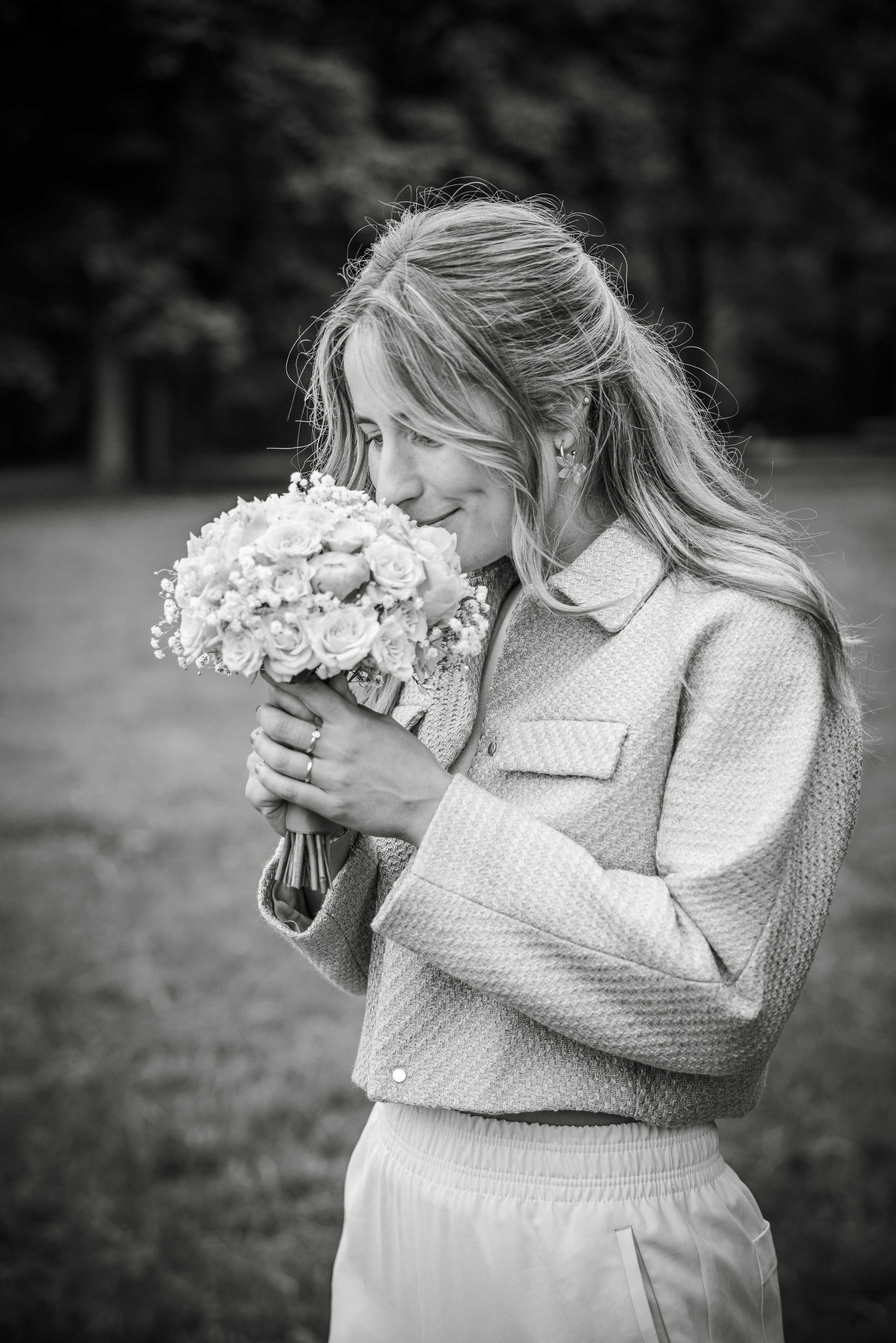 Braut hält Blumenstrauß – romantische Pose beim Spaziergang Mandlstraße 14