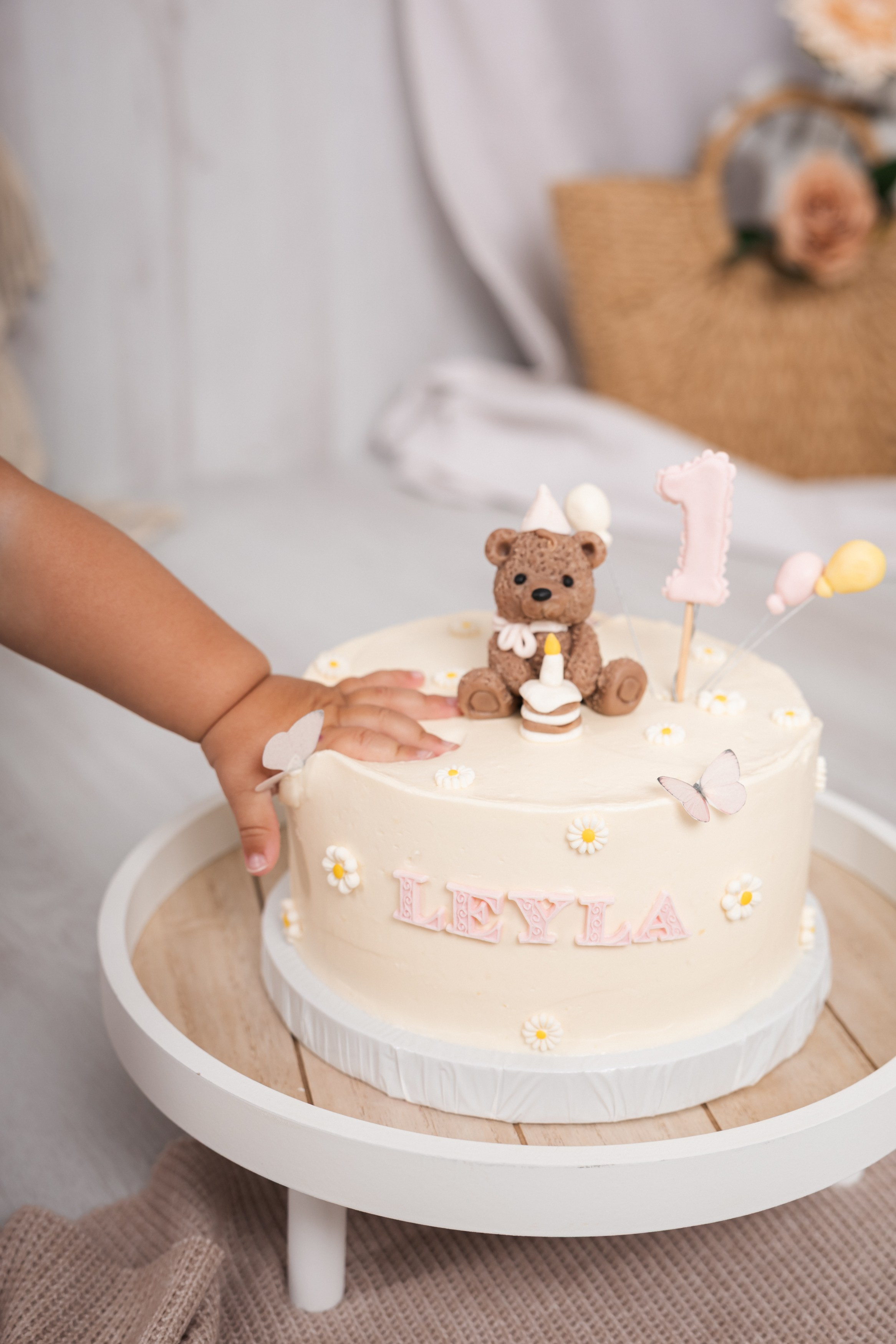 Smash cake focení — první narozeniny plné radosti. Lifestyle a rodinná fotografka v Pisku Oxana Telupilova