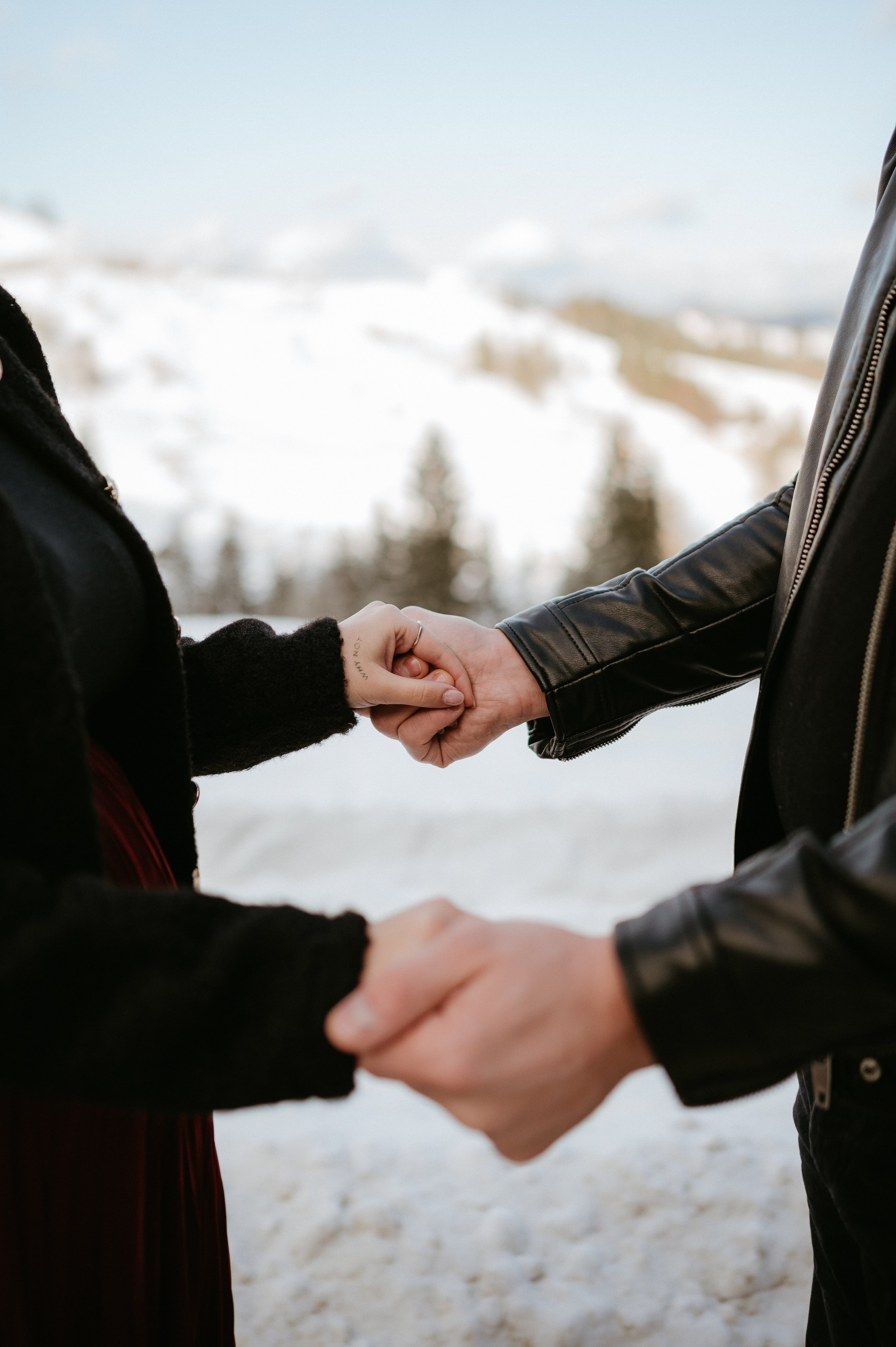 Ședință Foto de Familie la Munte – Fotografii de Iarnă în Lupcina. Valentin Melen - fotograf de nunta 🤍