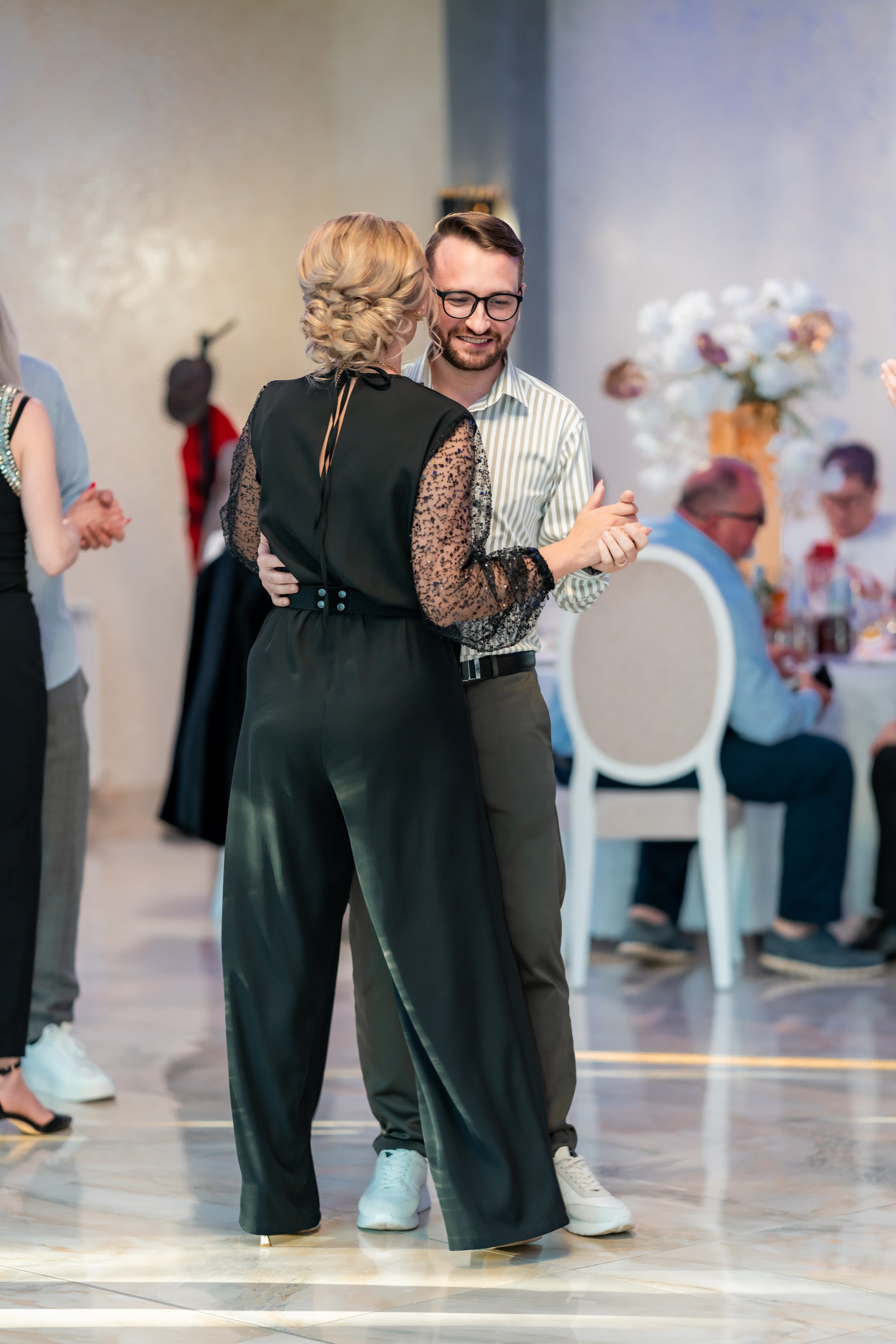 fotograf botez , fotografie botez Botoșani, fotograf Alin Chirilă, amintiri botez, fotografii botez, botez Miruna Parascheva, fotograf copii, fotografie botez în Botoșani-alt="botez , fotografie botez Alin Chirilă, amintiri botez, fotografii emoționante botez Botoșani"-- fotografii-botez-bebelus- amintiri-botez-micuț- moment-sfânt-crestinare- fotografie-emotionanta-botez- detalii-botez-bebelusi- parinti-fericiti-la-botez- fotograf-botez-profesionist- botez-in-biserica-ortodoxa- micuț-botezat-cu-emoție- zâmbete-și-lacrimi-la-botez- bebeluș-la-cristelniță- decor-botez-colorat- botez-cu-dragoste-și-credință- emotie-pura-la-botez- fotograf-botez-botosani- botez-iasi-suceava-fotograf- amintiri-nepretuite-botez-- Preotul ținându-l pe micuțul Mathias Gabriel la botez, în biserica Înălțarea Domnului, Copălău  - Detalii de la botezul lui Mathias – lumânare, trusou și icoană  - Familia lui Mathias Gabriel alături de micuț, în ziua botezului  - Portret emoționant cu mama și bebelușul în brațe, în biserică,fotograf profesionist evenimente Botoșani, Iași, Suceava, Fălticeni, Bacău, Pașcani, Roman - AlinoFotoStudio by Alin Chirilă - servicii foto nuntă, botez, cununie, ședințe foto creative, albume personalizate, fotografii emoționante și calitative pentru cele mai importante momente din viață,fotograf nuntă Botoșani Alin Chirilă,  ședință foto botez Iași - AlinoFotoStudio,  servicii fotograf profesionist evenimente Suceava,  fotograf cununie civilă Fălticeni - Alin Chirilă,  album foto nuntă personalizat Bacău.“Bebeluș botezat în biserică, ținut în brațe de nași”	•	“Detaliu cu lumânarea de botez decorată cu flori albe”	•	“Părinți emoționați alături de copilul lor la ceremonia de botez”	•	“Masa festivă de botez cu decor tematic și tort personalizat”	•	“Momentul în care preotul toarnă apă sfințită pe fruntea bebelușului”	“Bebeluș în rochie albă de botez, zâmbind în brațele mamei”	•	“Detaliu cu cruciulița de botez așezată pe o pernă de satin”	•	“Părinți și nași aprinzând lumânările în timpul ceremoniei de botez”	•	“Tort de botez decorat cu figurine tematice și numele copilului”	•	“Copil botezat dormind liniștit în pătuțul decorat festiv”	•	“Momentul în care preotul binecuvântează copilul în fața altarului”	•	“Invitați adunându-se în jurul mesei festive la petrecerea de botez”	•	“Bebeluș ținând în mână o jucărie personalizată primită la botez”	•	“Familie fericită pozând împreună după ceremonia de botez”	•	“Decor tematic cu baloane și flori la locația petrecerii de botez” fotograf Botoșani fotograf evenimente fotograf botez Alin Chirila fotograf alinofotostudio.fotograf botez Amelis Maria, fotografie botez Botoșani, fotograf Alin Chirilă, amintiri botez, fotografii botez, botez Amelis Maria, fotograf copii, fotografie botez în Botoșani,