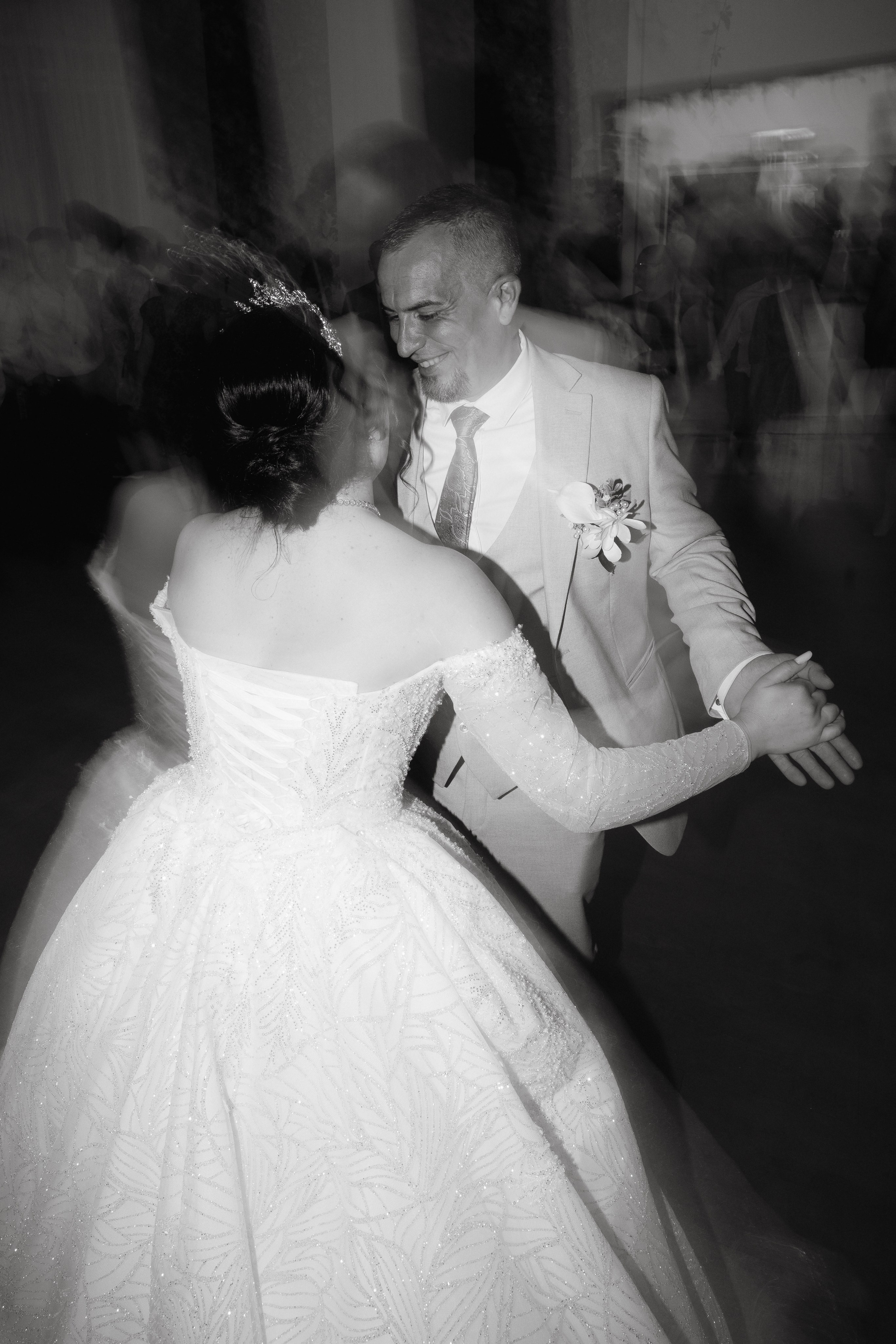 Documentary Weddings. Adrian Aioanei — Fotograf profesionist de nuntă în Iași, Suceava și București. Specializat în evenimente, portrete și fine art