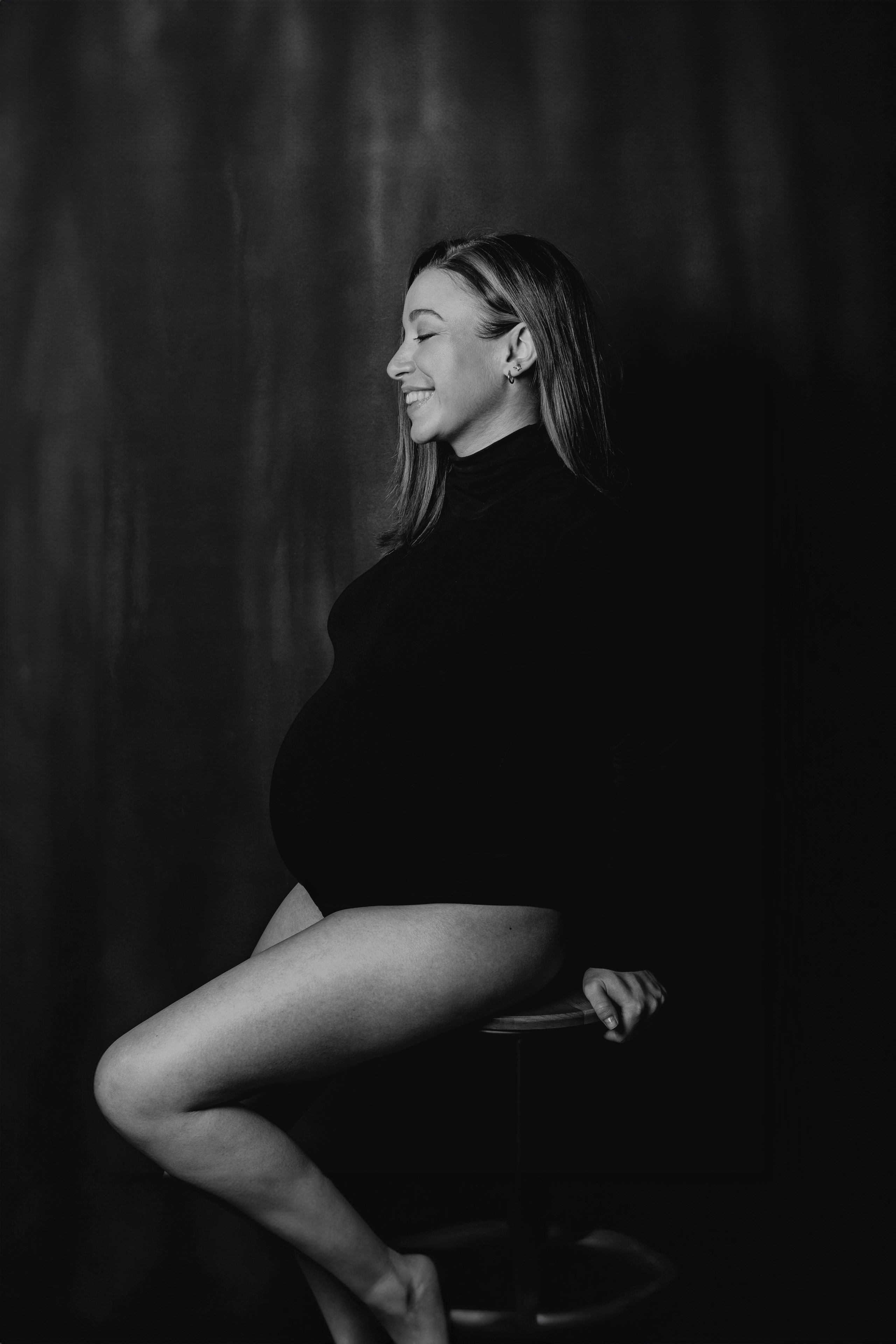 Fotografía artística de maternidad con iluminación profesional – Rainbox, Torrejón de Ardoz