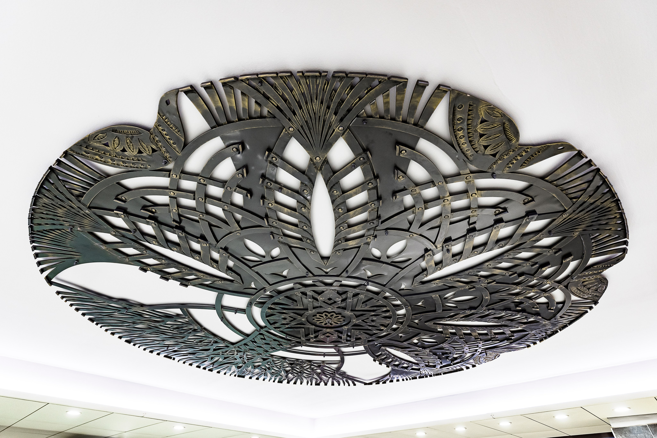 Минское Метро. Станция «Ковальская слобода». 2019-2020 «КАВАЛЬСКIЯ ВЫЦIНАНКI» кованые подвесные светотеневые композиции, декоративные элементы. Сталь, художественная ковка, лазерная резка, сварка. Художники Мария Тарлецкая, Павел Войницкий, Архитекторы Владимир Телепнёв, Ольга Телепнёва, Анна Кузмич. По мотивам произведений Елизаветы Червонцевой и Молодечненской школы вытинанки. Кассы, кассовый зал.