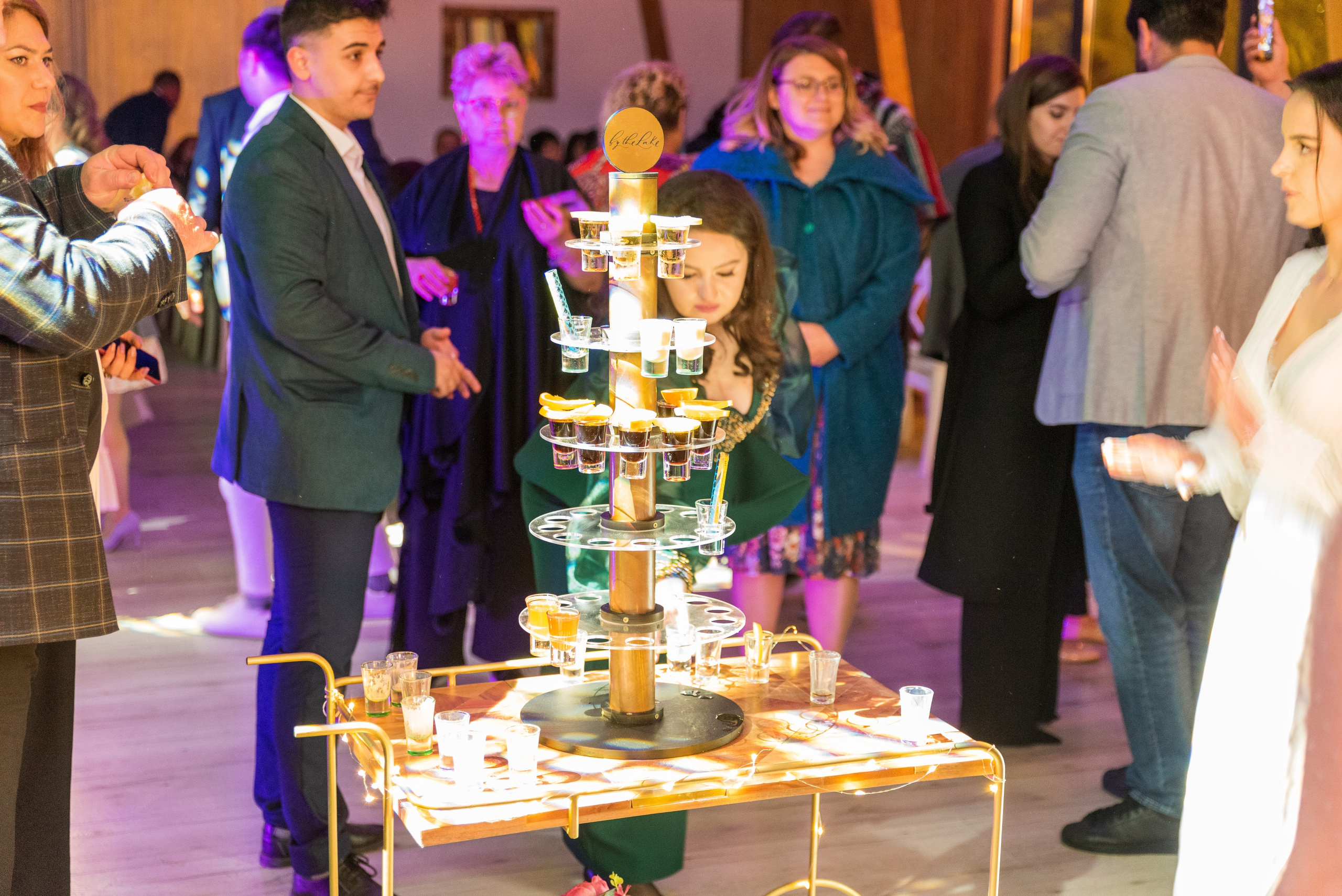 Cât ne costă nunta? Ghid complet pentru viitori miri, cost nunta, ce cheltuieli avem la nunta, cat costa dj, cat costa buchetul de mireasa, cost buchet nasa, cost formatie, cost band, cost saxofon, cost fotograf nunta, cost videograf nunta, cost salon de nunta