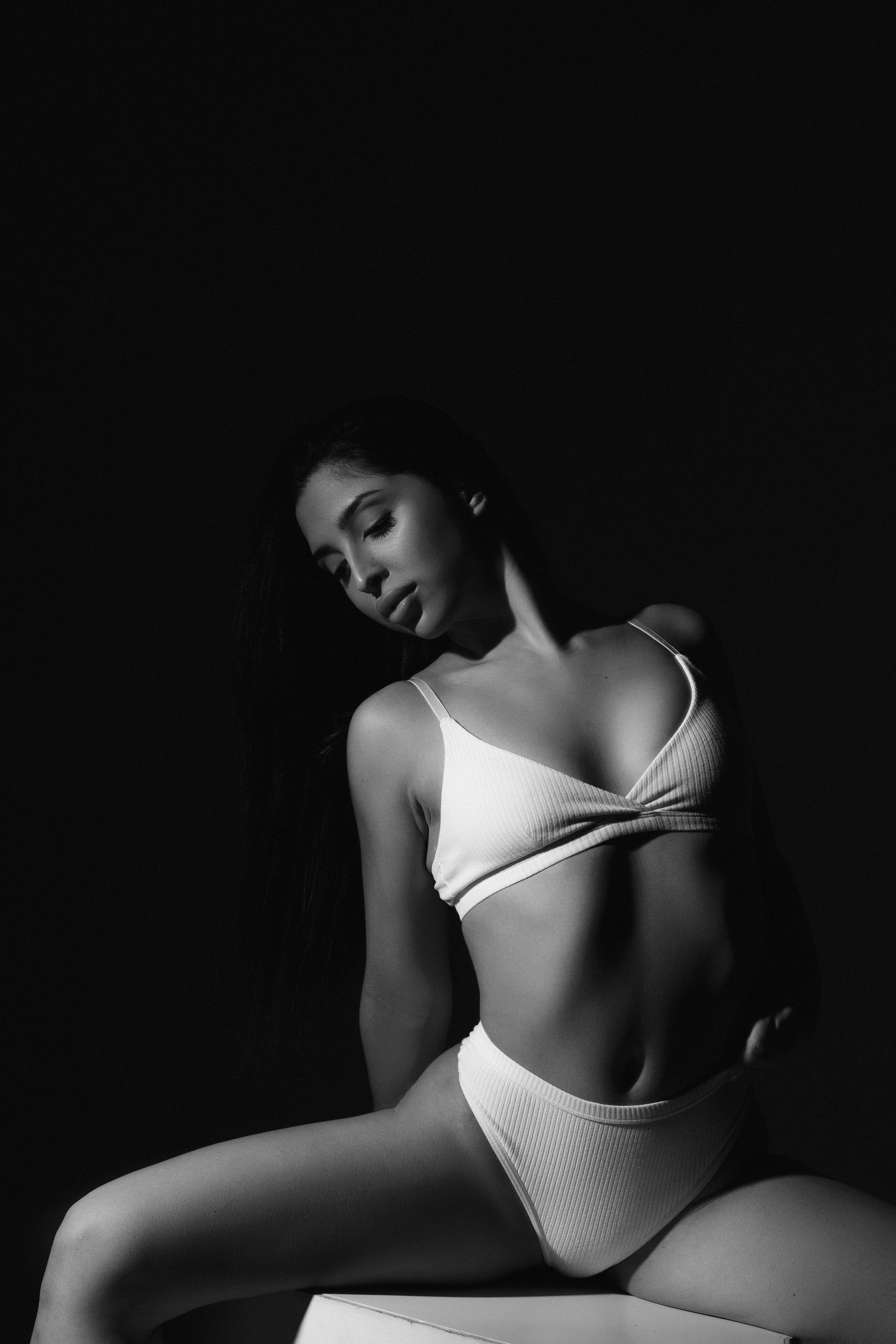 фотосессия очень гибкой девушки в спортивном стиле