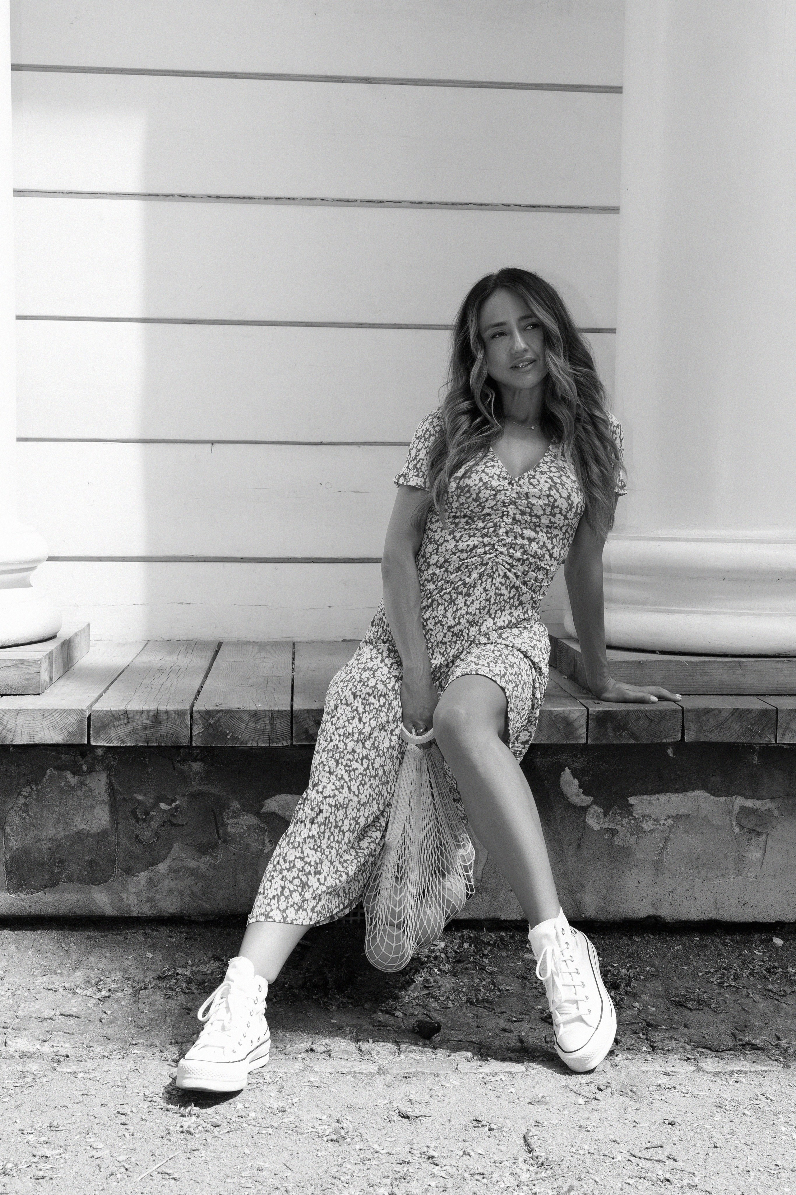 фотосессия выполнена на улице в старом здании