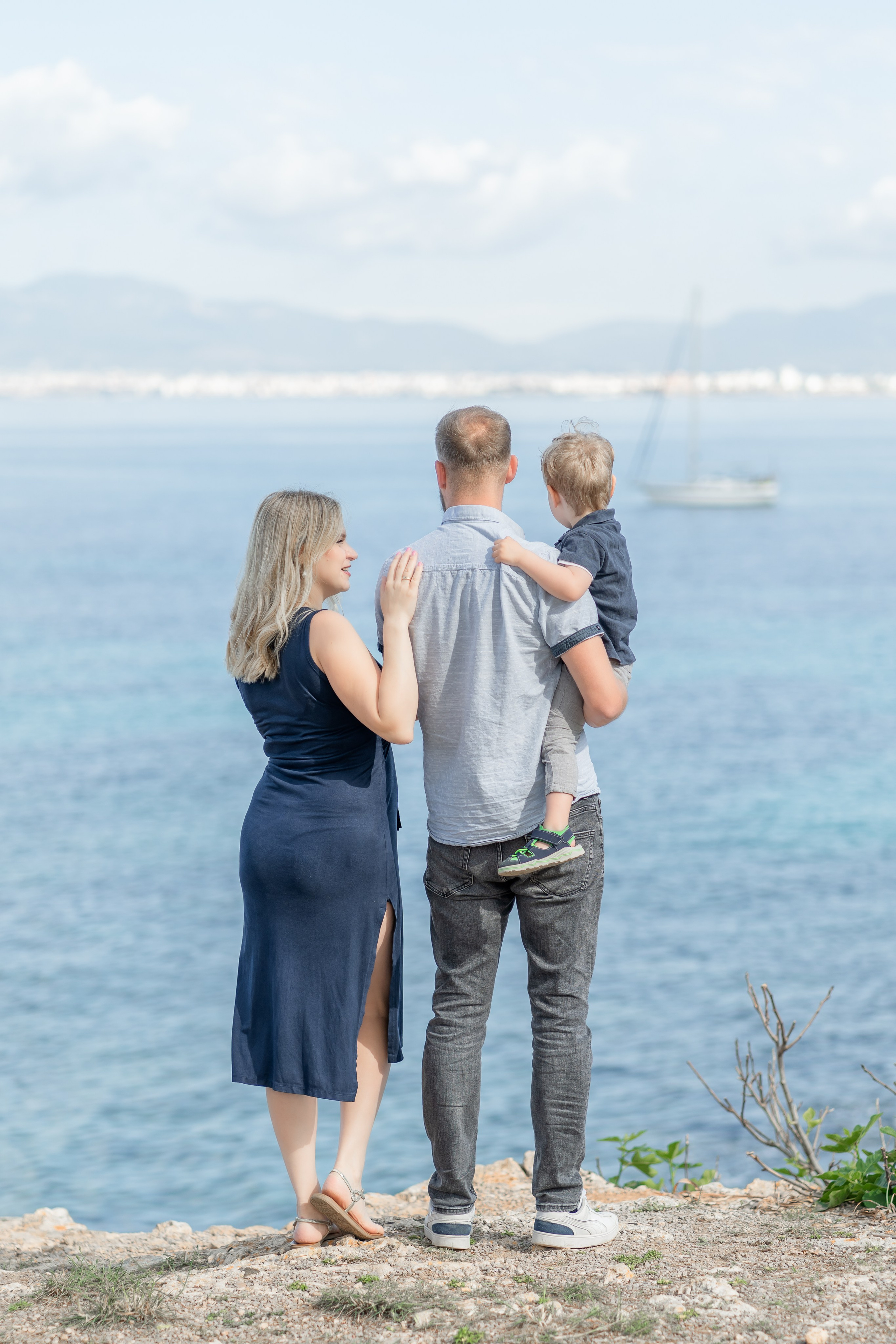 Babybauch-Shooting am Meer auf Mallorca mit Familie. Deine Fotografin auf Mallorca für Familien und Business